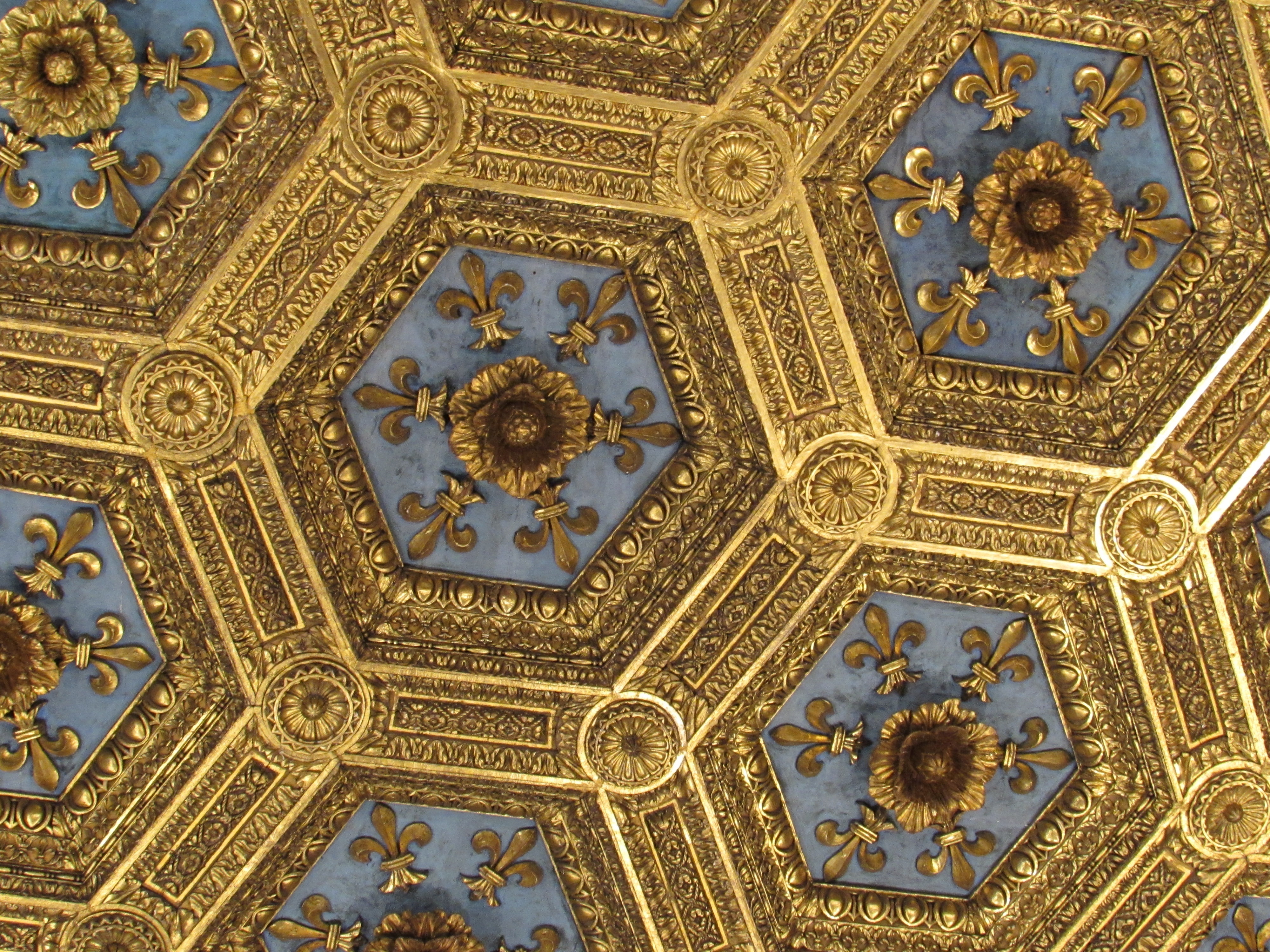 indoors, travel destinations, golden, fleur, full frame, luxury, floral pattern, no people, gold, directly below, room, design, ornate, backgrounds, antique, HD Wallpaper