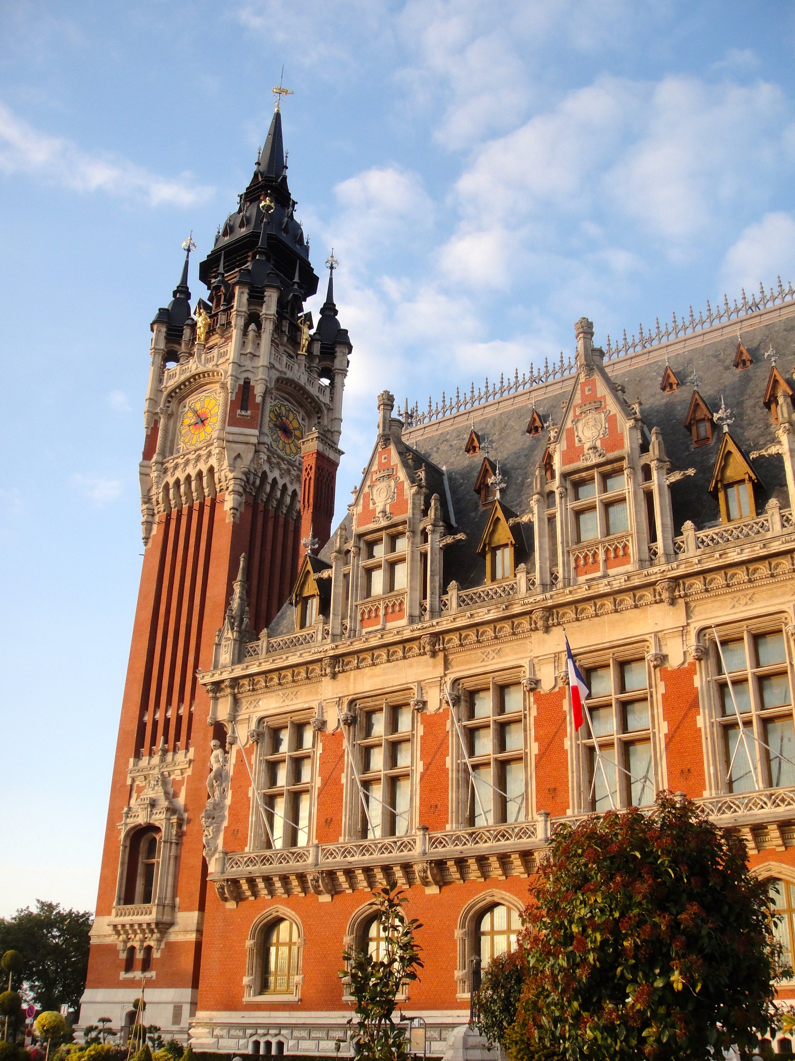history, outdoors, town hall, low angle view, building, facade, travel, rodin, brick, built structure, architecture, building exterior, no people, sky, Phone HD Wallpaper
