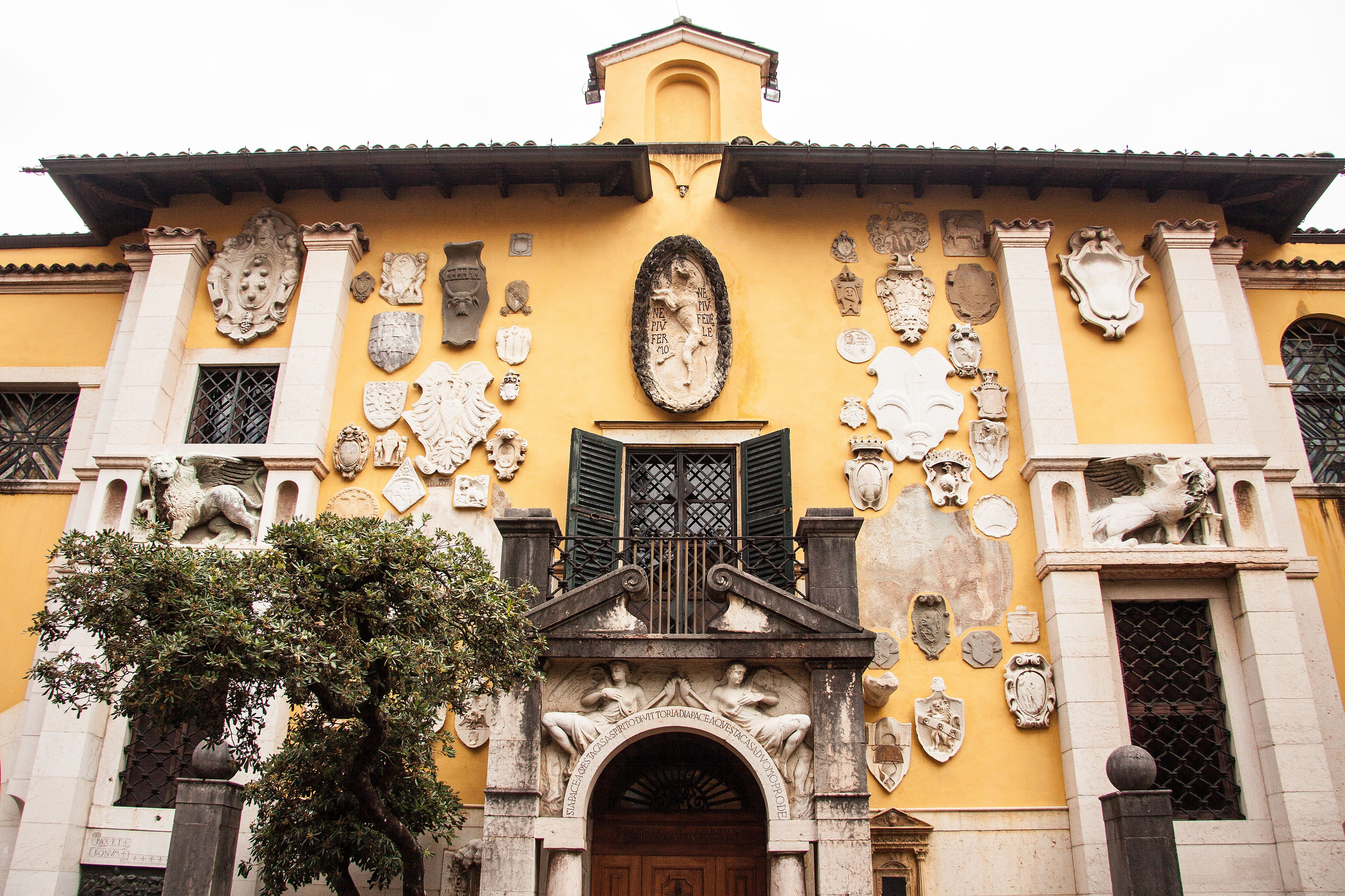 wall - building feature, giancarlo maronite, built structure, plant, outdoors, museum, Residence, sky, cultures, facade, Old, gardone riviera, architecture, HD Wallpaper