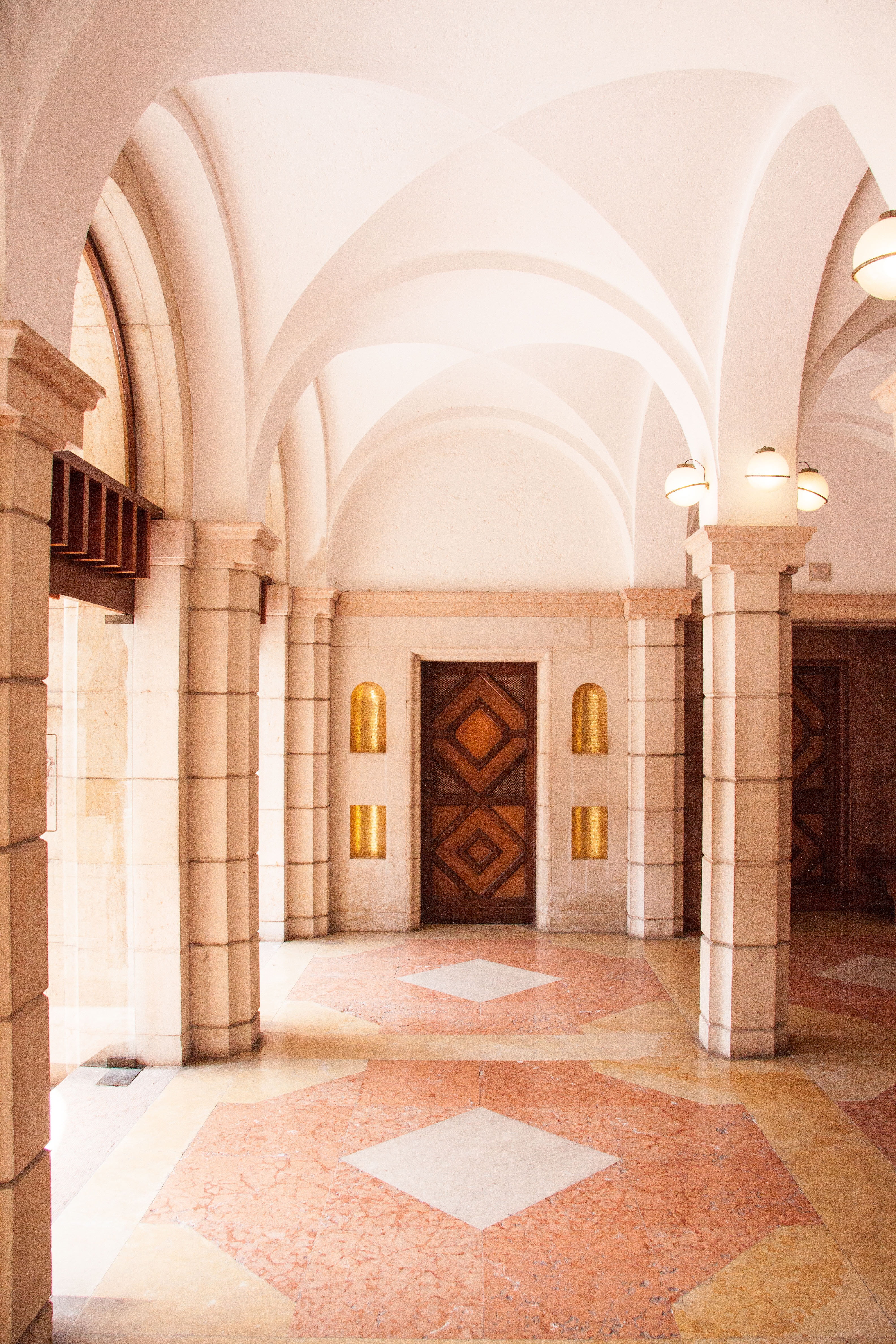 4K, tiled floor, arch, villa, direction, architectural column, colonnade, ceiling, gabriele dannunzio, corridor, the past, gardone riviera, architecture, Phone HD Wallpaper