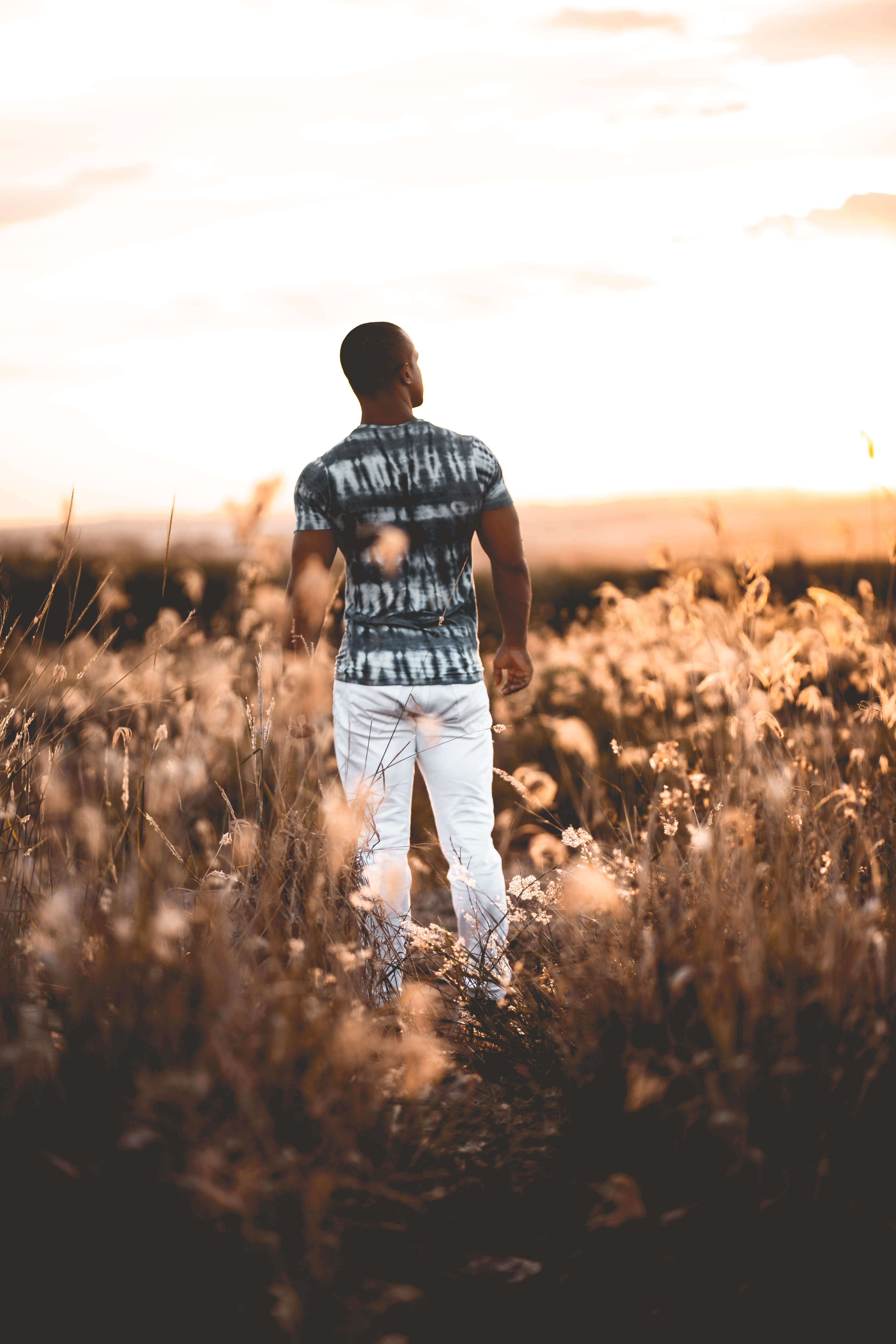 casual clothing, men, sun, respecting, red, lifestyles, daylight, sunset, contemplate, land, selective focus, seeing, looking, sunlight, young adult, contemplating, Phone HD Wallpaper