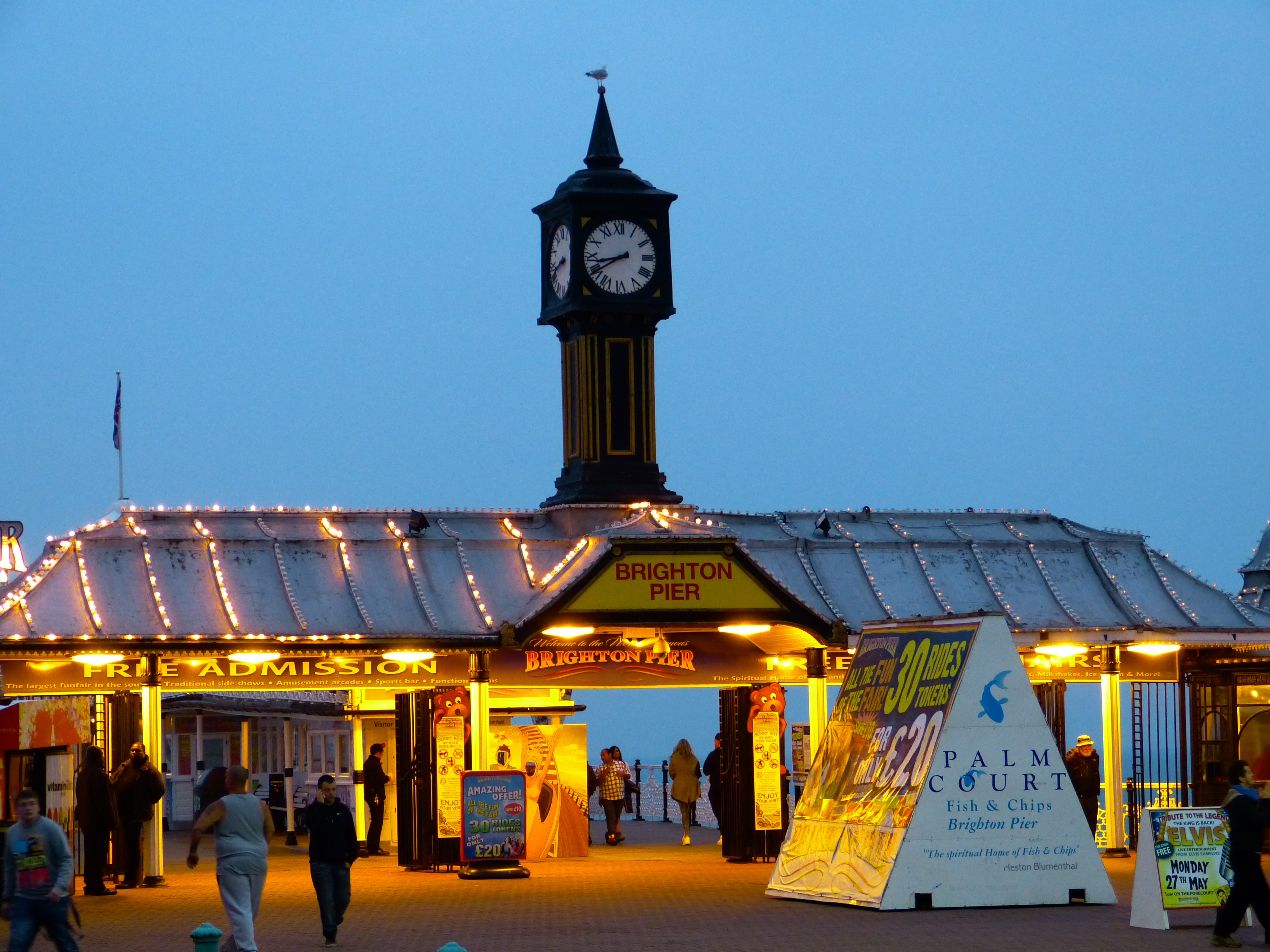 light, clock, abendstimmung, women, tower, group of people, architecture, clock tower, 4K, night, clock face, sussex, sky, pier, dusk, building, real people, HD Wallpaper