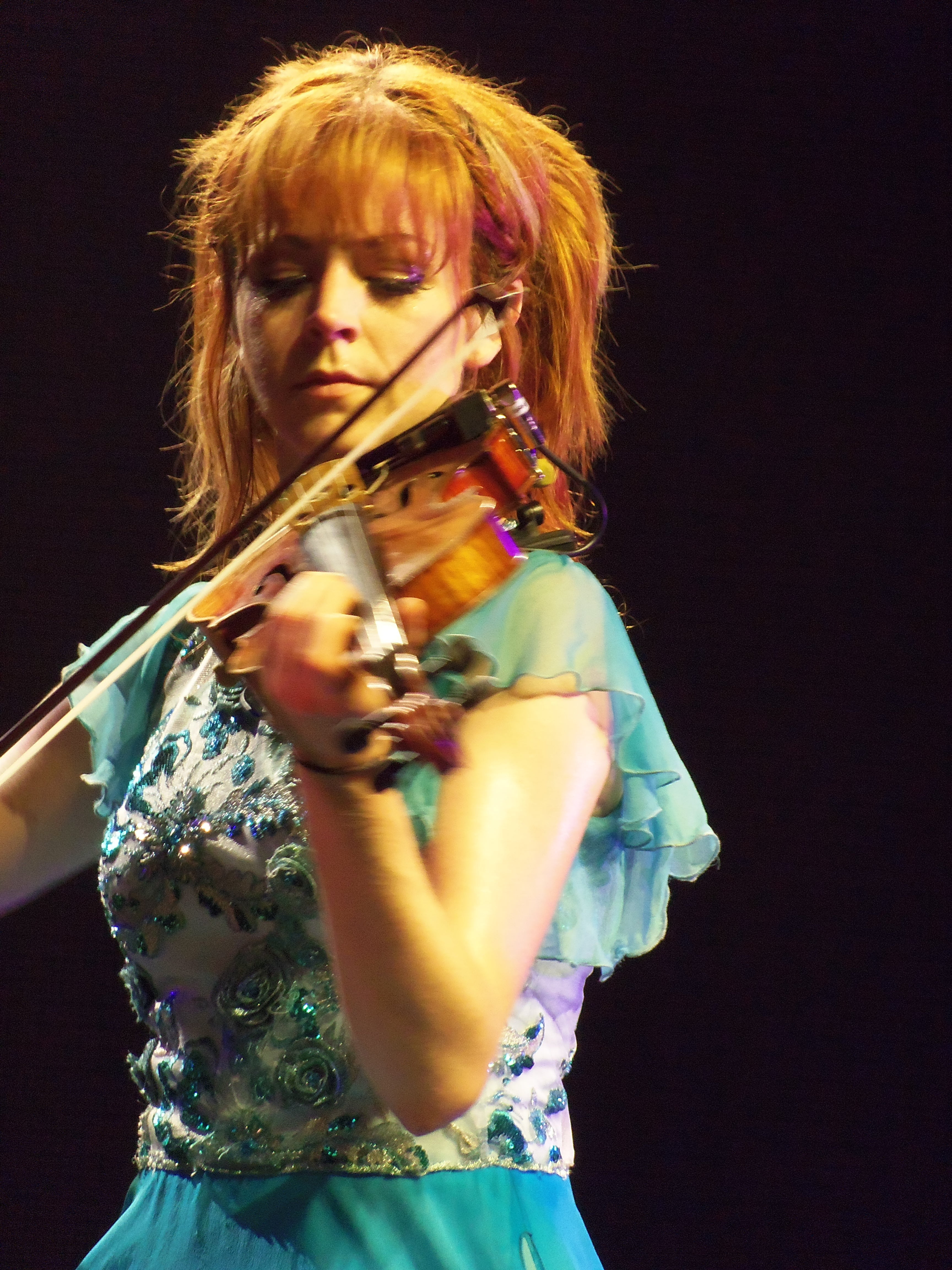 waist up, hairstyle, real people, women, instrument, creativity, 4K, lindsey stirling, female, musician, playing, musical equipment, people, violinist, Phone HD Wallpaper