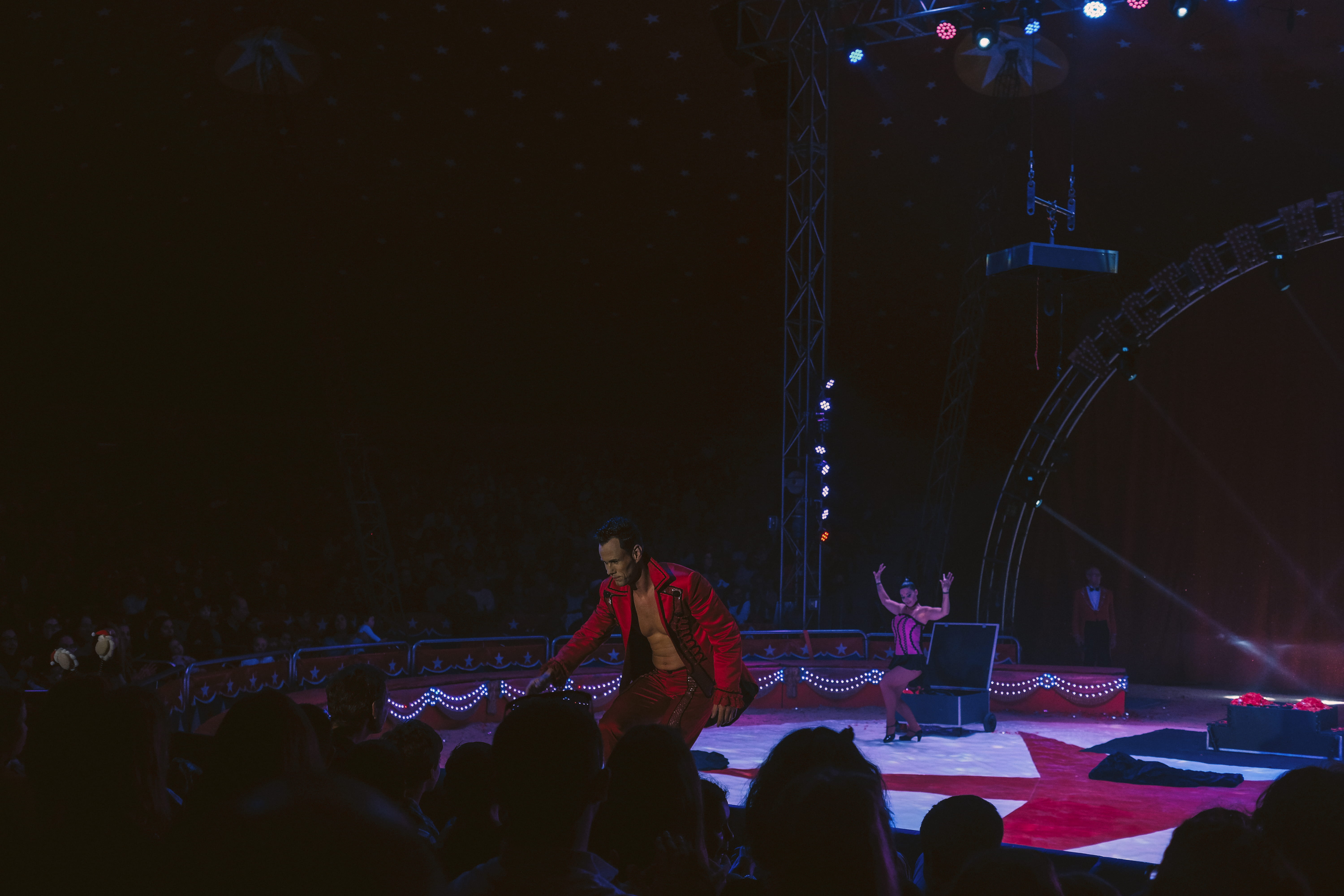 people, show circus, enjoyment, performer, concert, stage, light, artists, performance, guy, nightlife, crowd, talent, stage - performance space, lisbon, HD Wallpaper