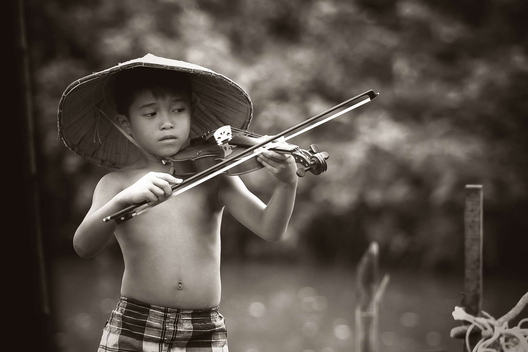 playing, love, front view, child, 1080P, innocence, waist up, summer, clothing, weapon, people, wear, childhood, boys, violin, musician, offspring, little, HD Wallpaper