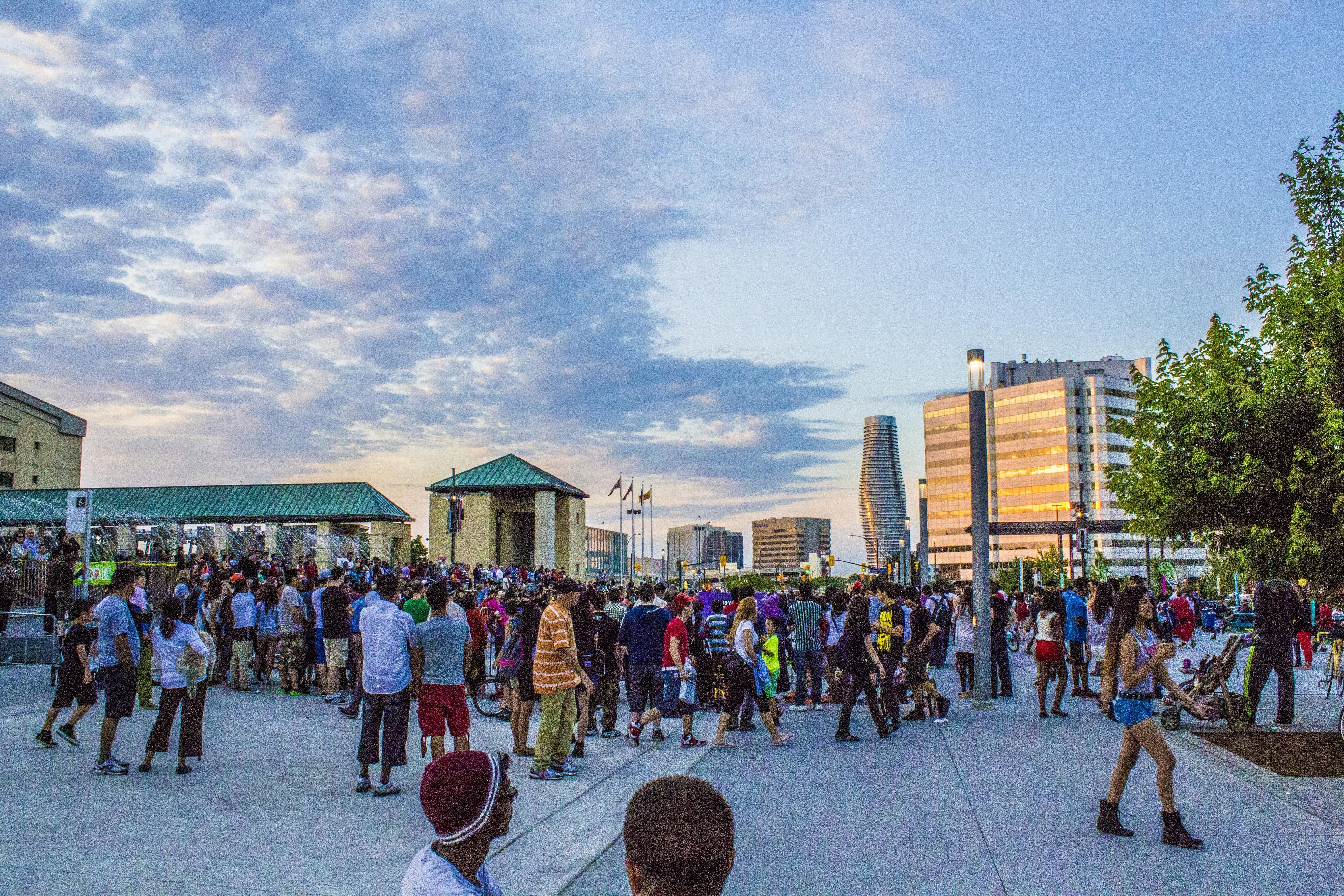 building exterior, 5K, walking, street, adult, building, center, built structure, architecture, day, large group of people, town center, party, nature, HD Wallpaper