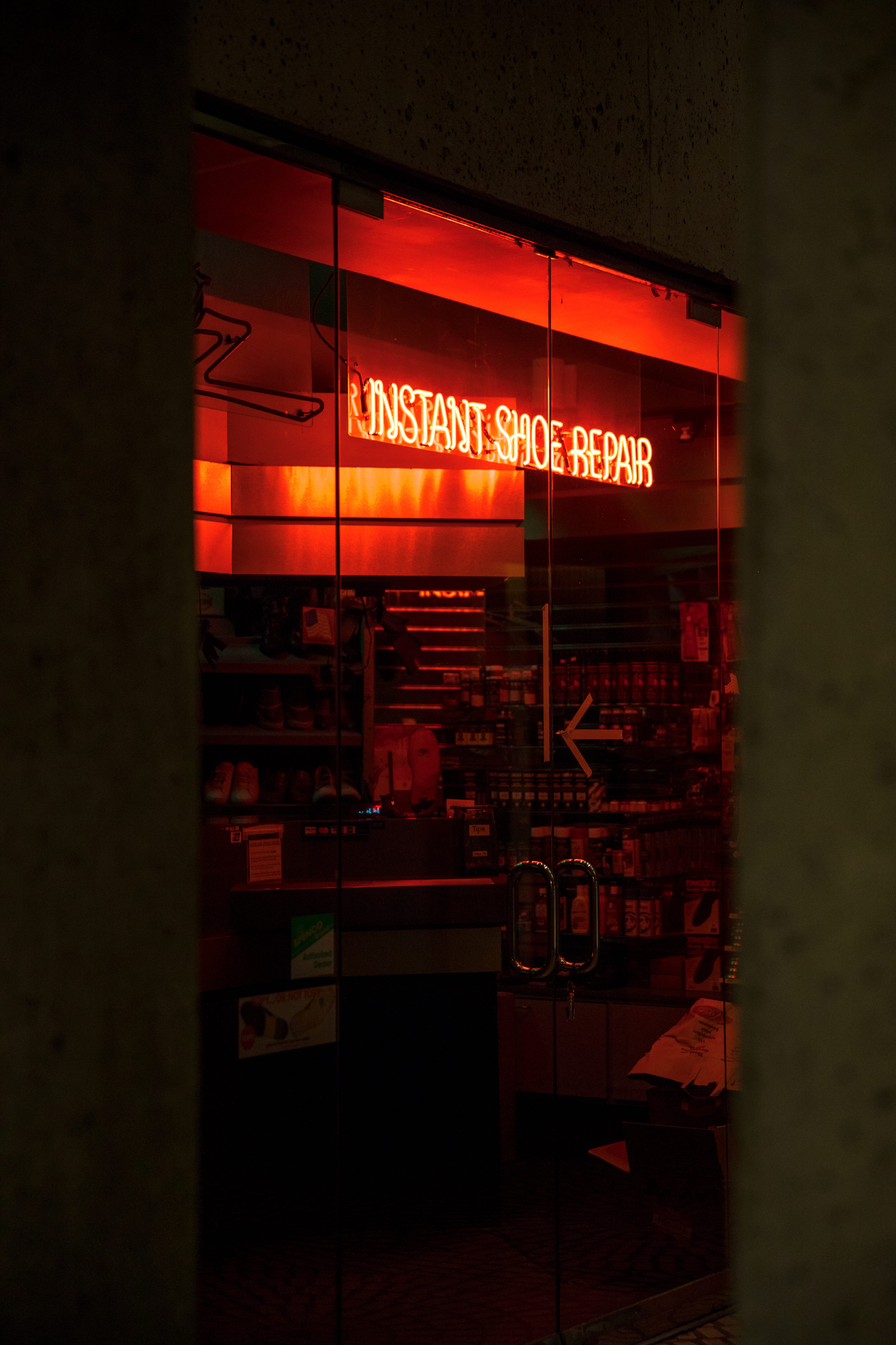 window light, editorial, people, bar - Drink Establishment, 5K, neon shop, neon light, shoes shop, restaurant, window, night, shop, shoe, red neon light, Phone HD Wallpaper