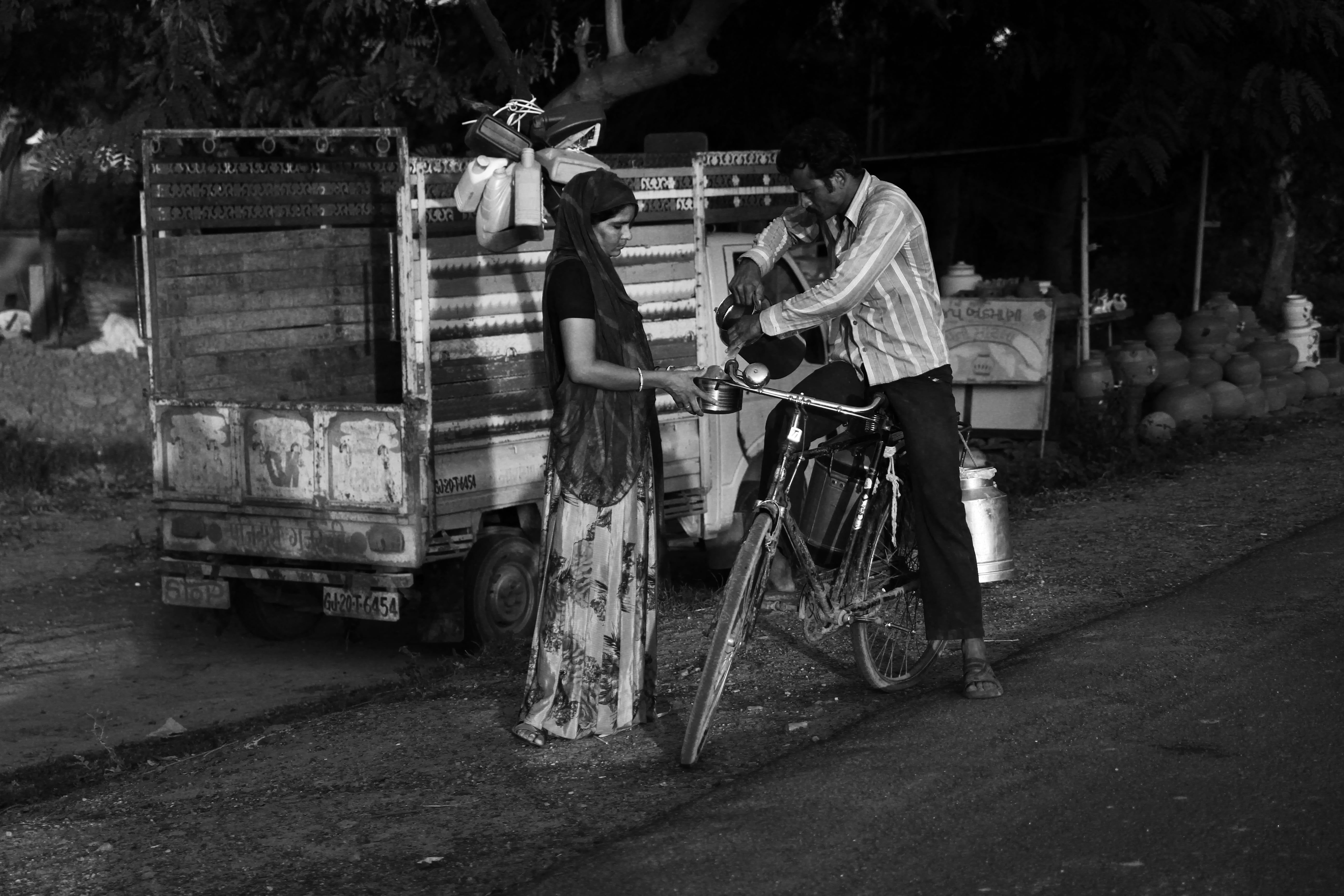 vendor, men, 5K, bicycle, rear view, india, milk, mode of transportation, day, land vehicle, transportation, real people, full length, casual clothing, HD Wallpaper