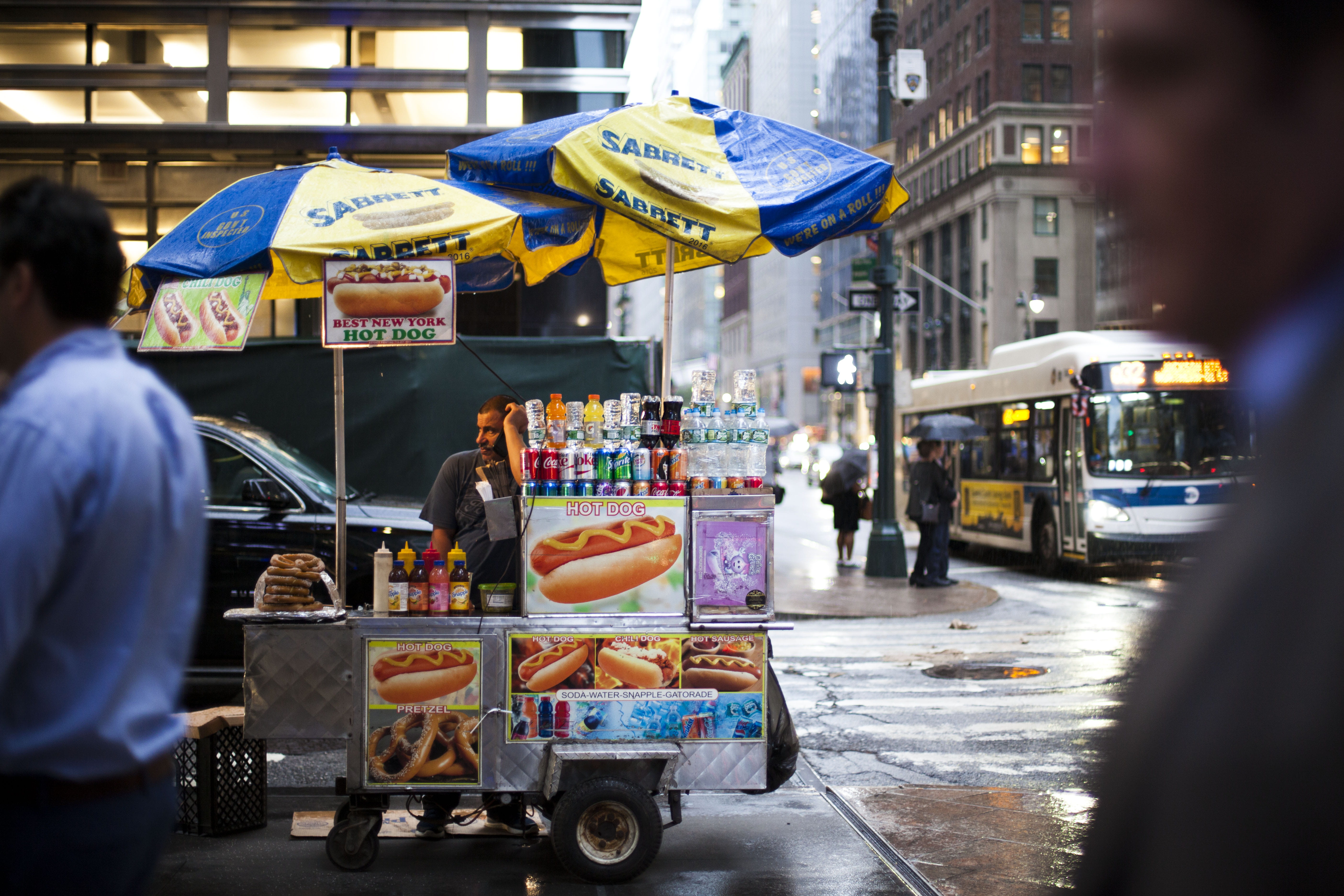 food, group of people, big apple, business, hotdog, human, street food, food and drink, choice, city, real people, retail, street scene, new york, street vendor, HD Wallpaper