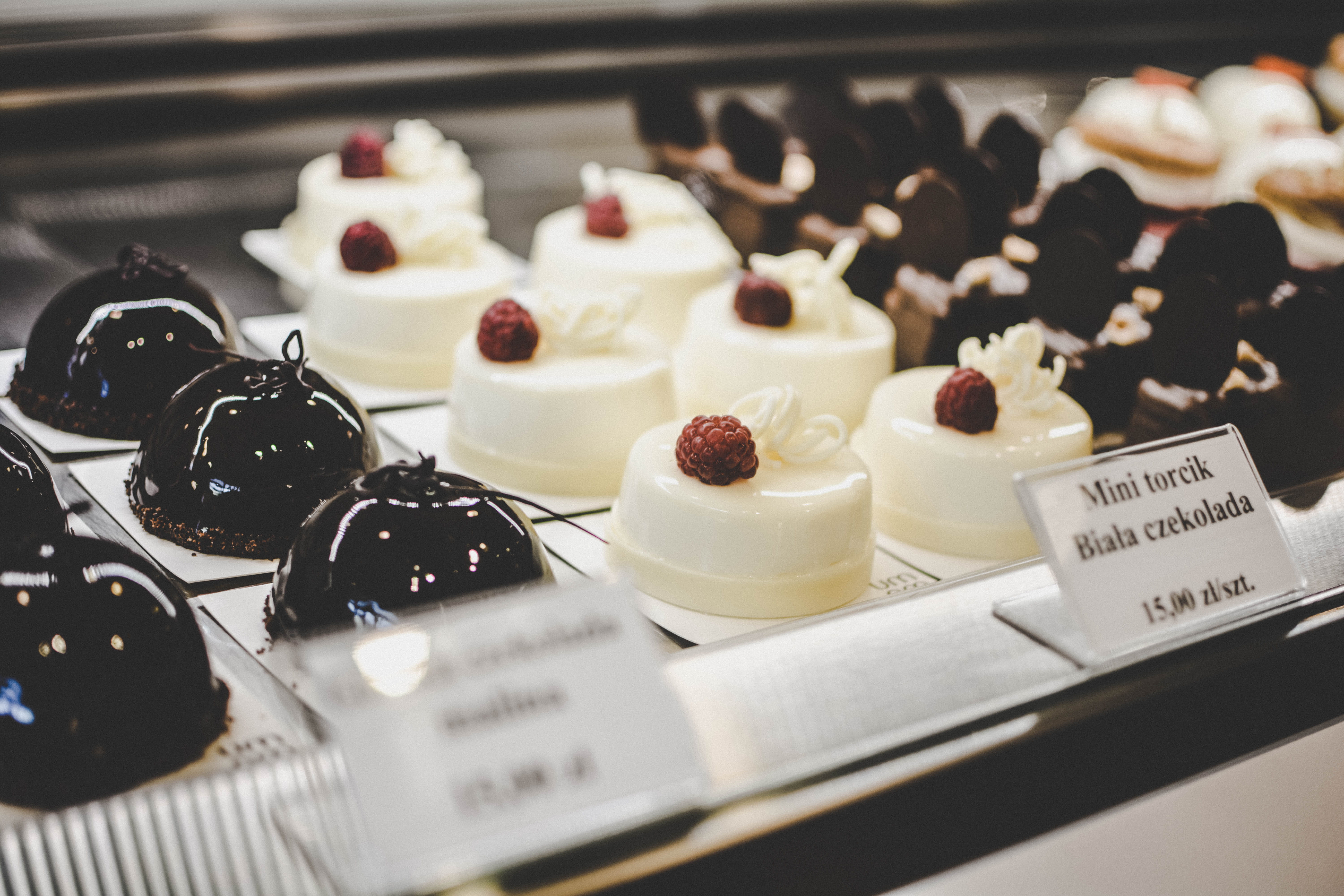 sweet food, no people, raspberry, temptation, fridge, cakes, bakery, shop, cooking, indoors, pastry, 5K, mini, umam, display, torcik, icing, counter, baked, HD Wallpaper