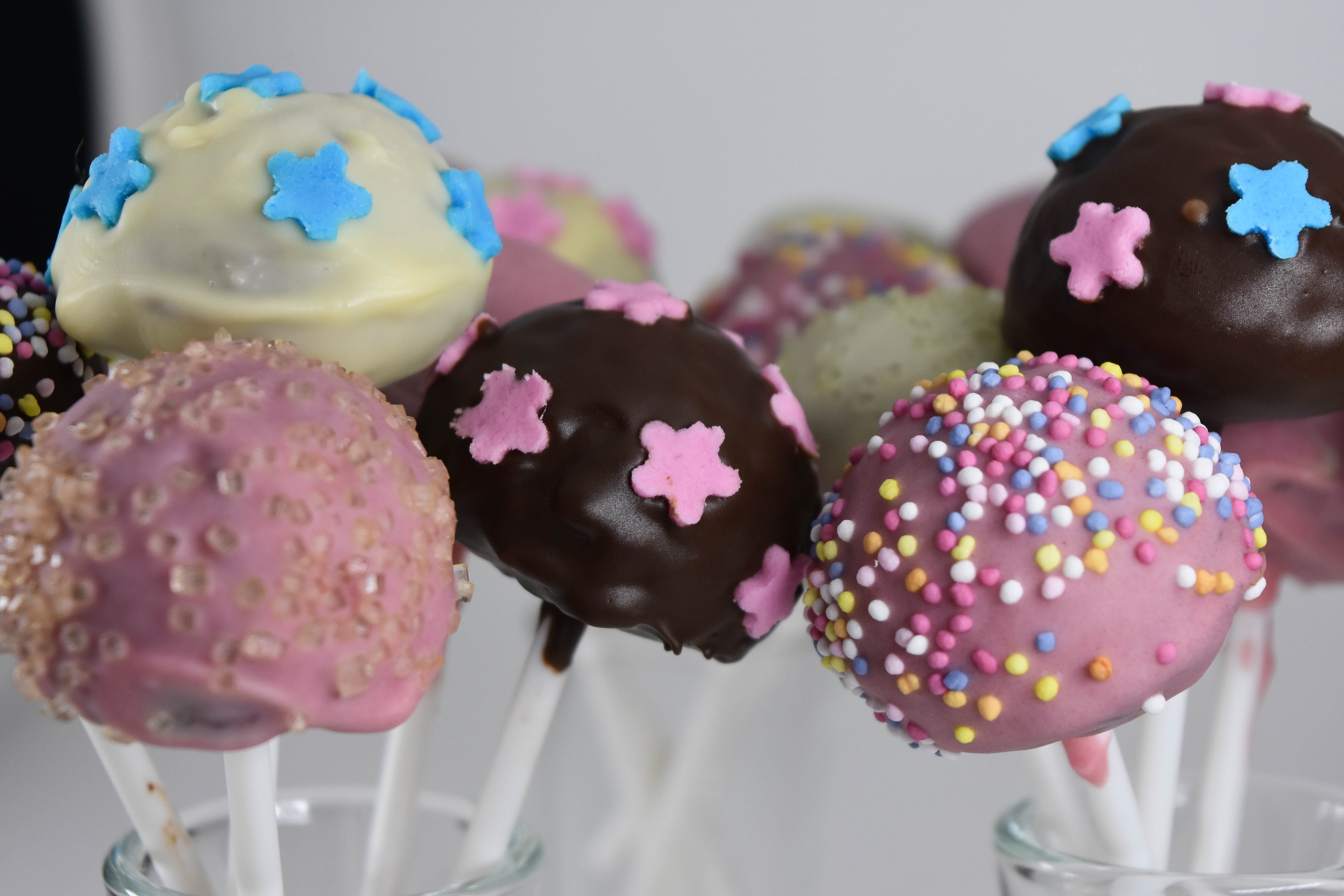 5K, tray, freshness, indulgence, indoors, sweets, food, sweet food, cookie, chocolate, pink color, colored, candy, close-up, still life, ready-to-eat, HD Wallpaper