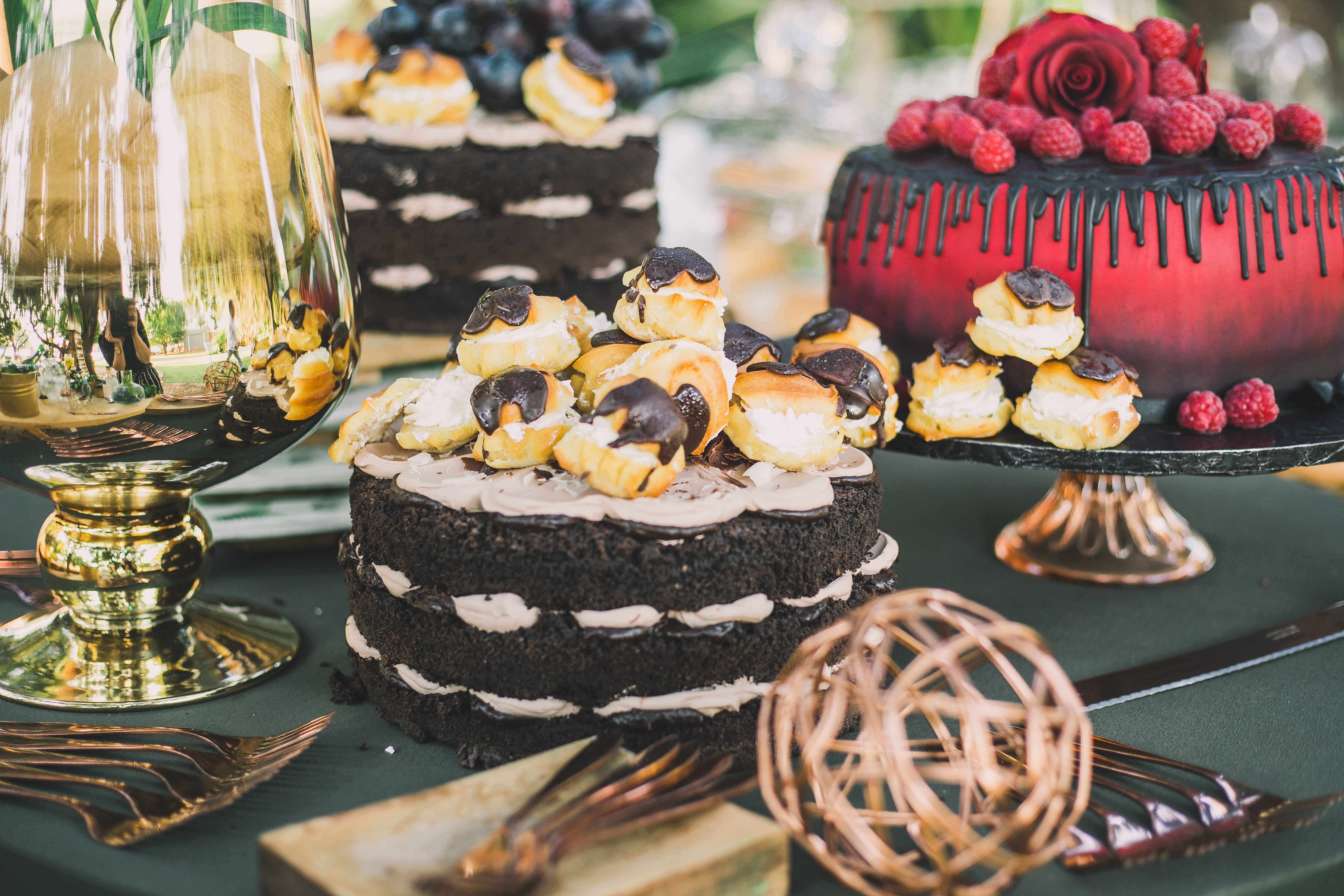 close-up, freshness, bird, icing, table, fudge, ready-to-eat, bakery, animal, confectionery, focus on foreground, 5K, choice, dessert, indoors, berry cakes, HD Wallpaper