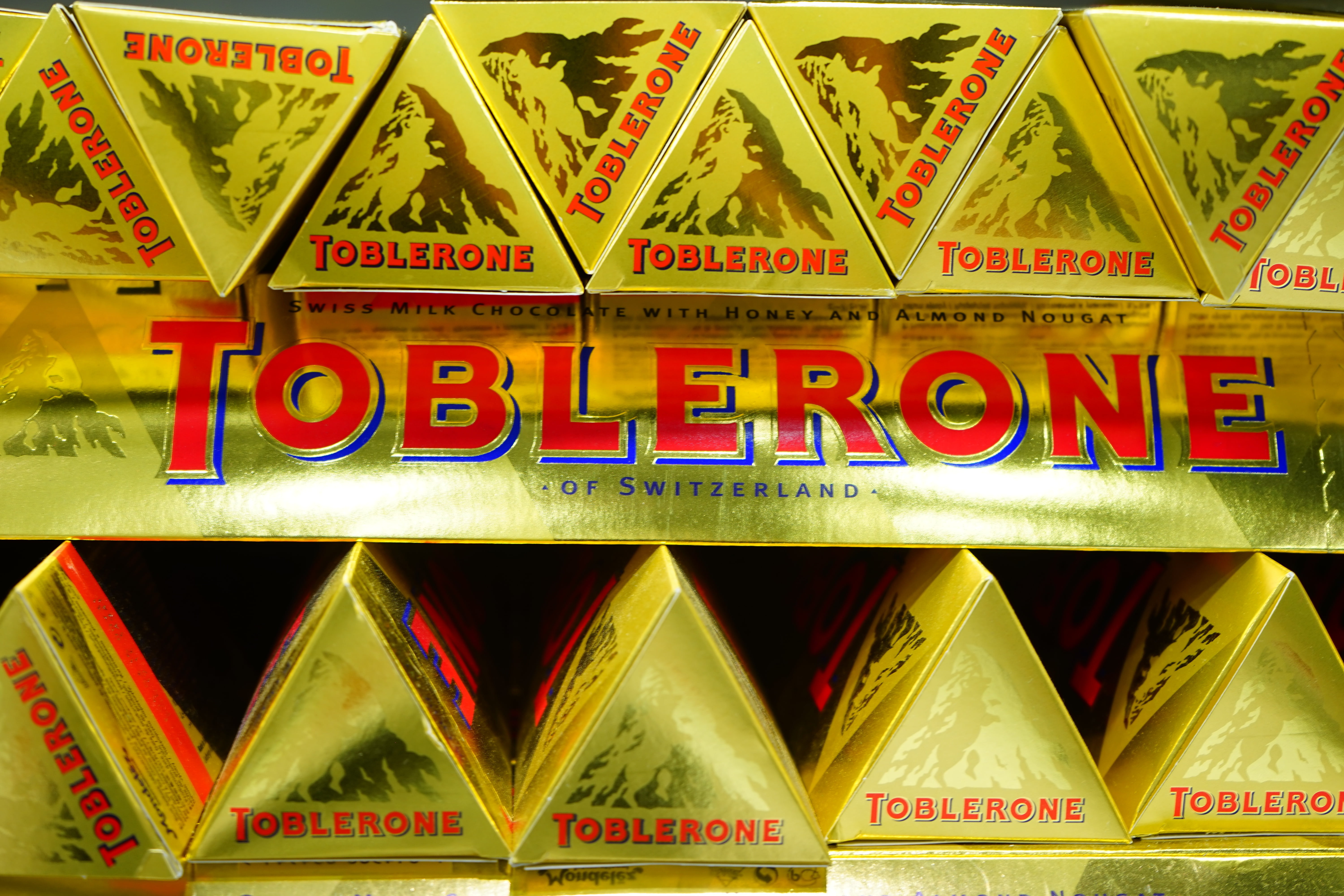 close-up, golden, retail, text, mondelēz international, chocolate brand, sign, capital letter, chocolate, sweetness, arts culture and entertainment, music, HD Wallpaper