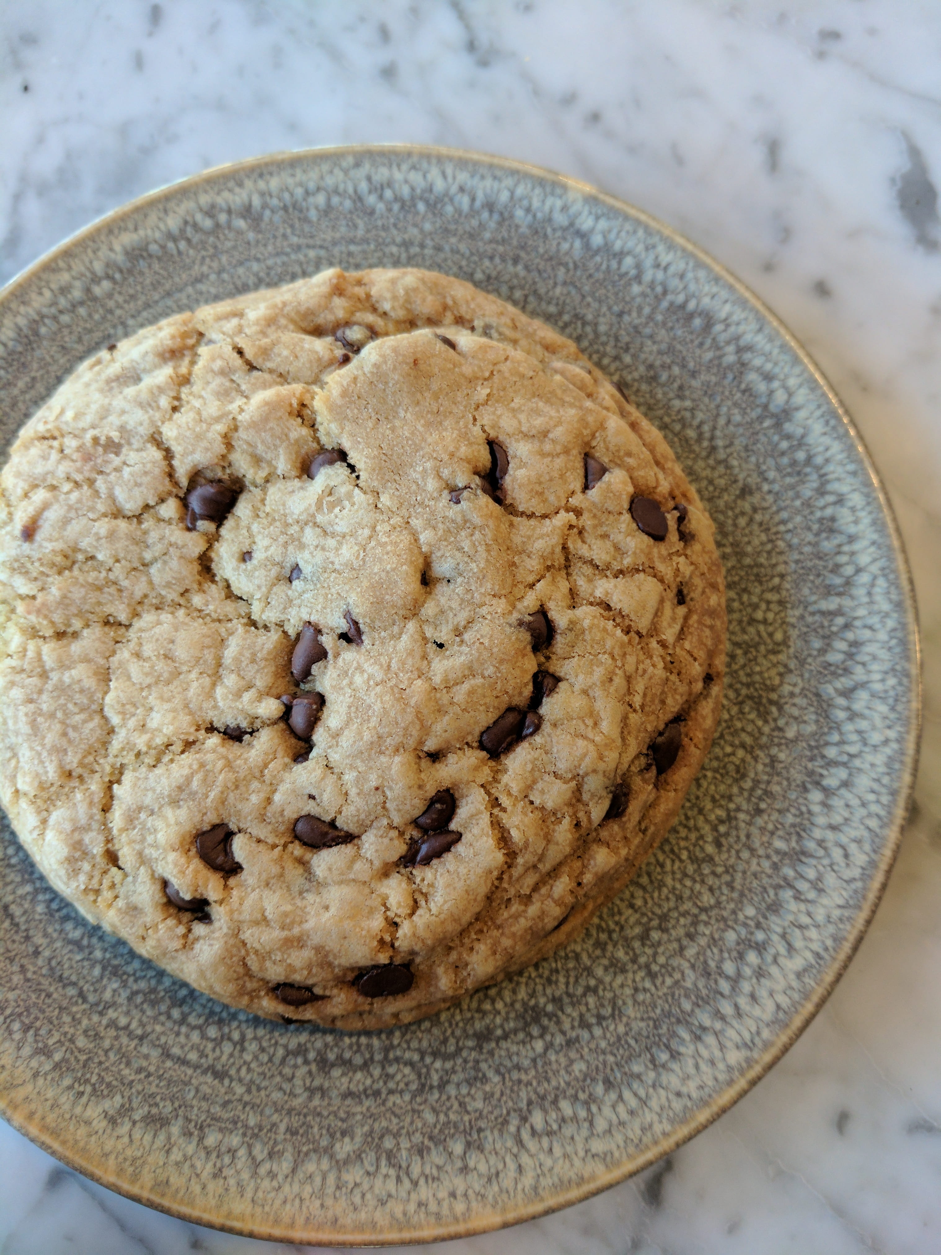 cookie, close-up, freshness, 4K, chocolate chip cookie, indoors, sweet food, food, indulgence, breakfast, modern cook shop, yum, food and drink, marble table, Phone HD Wallpaper