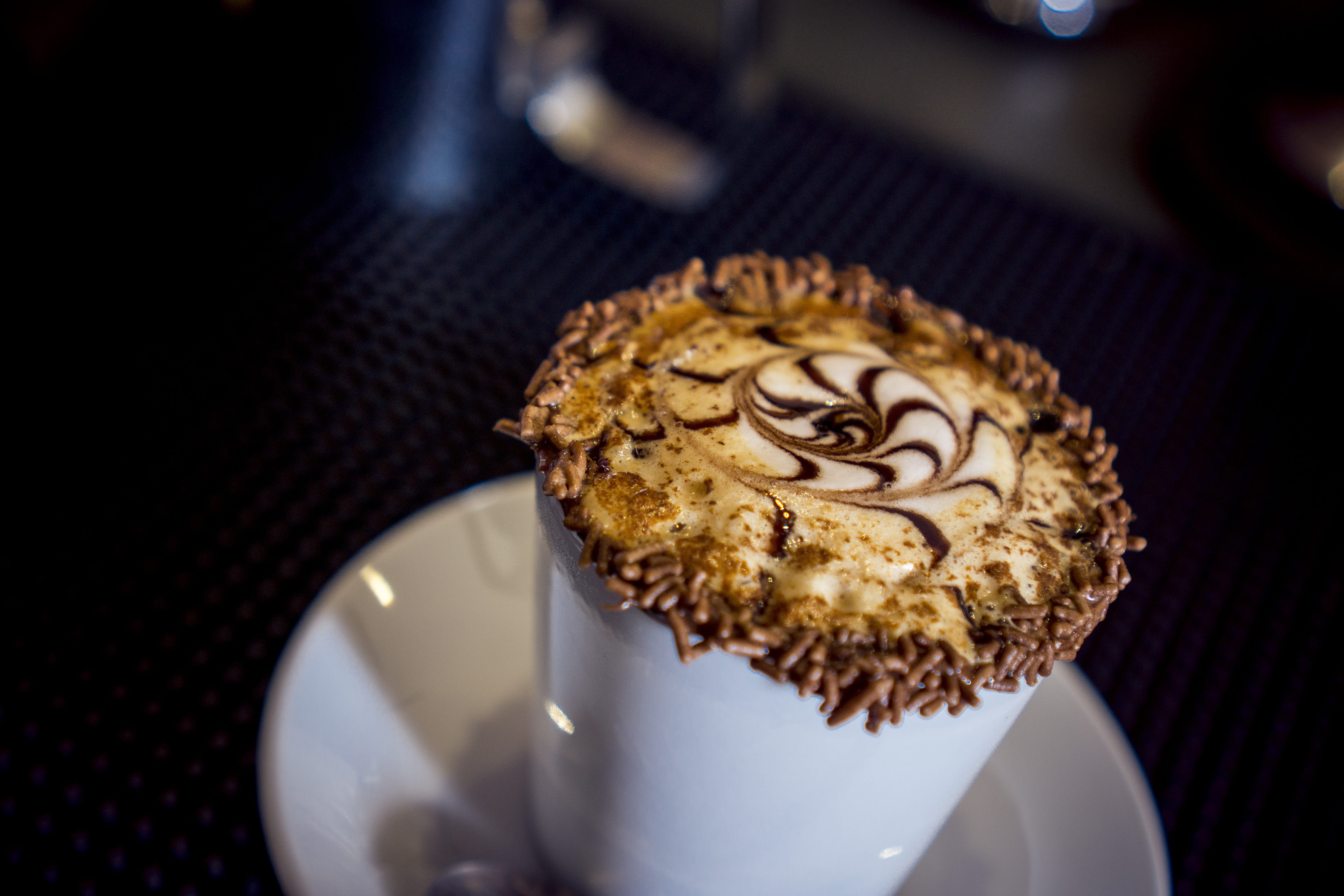 ready-to-eat, table, 35mm 1.8, cafe, close-up, indulgence, indoors, muffin, snack, still life, plate, baked, sony, brazil, food, freshness, no people, food and drink, HD Wallpaper