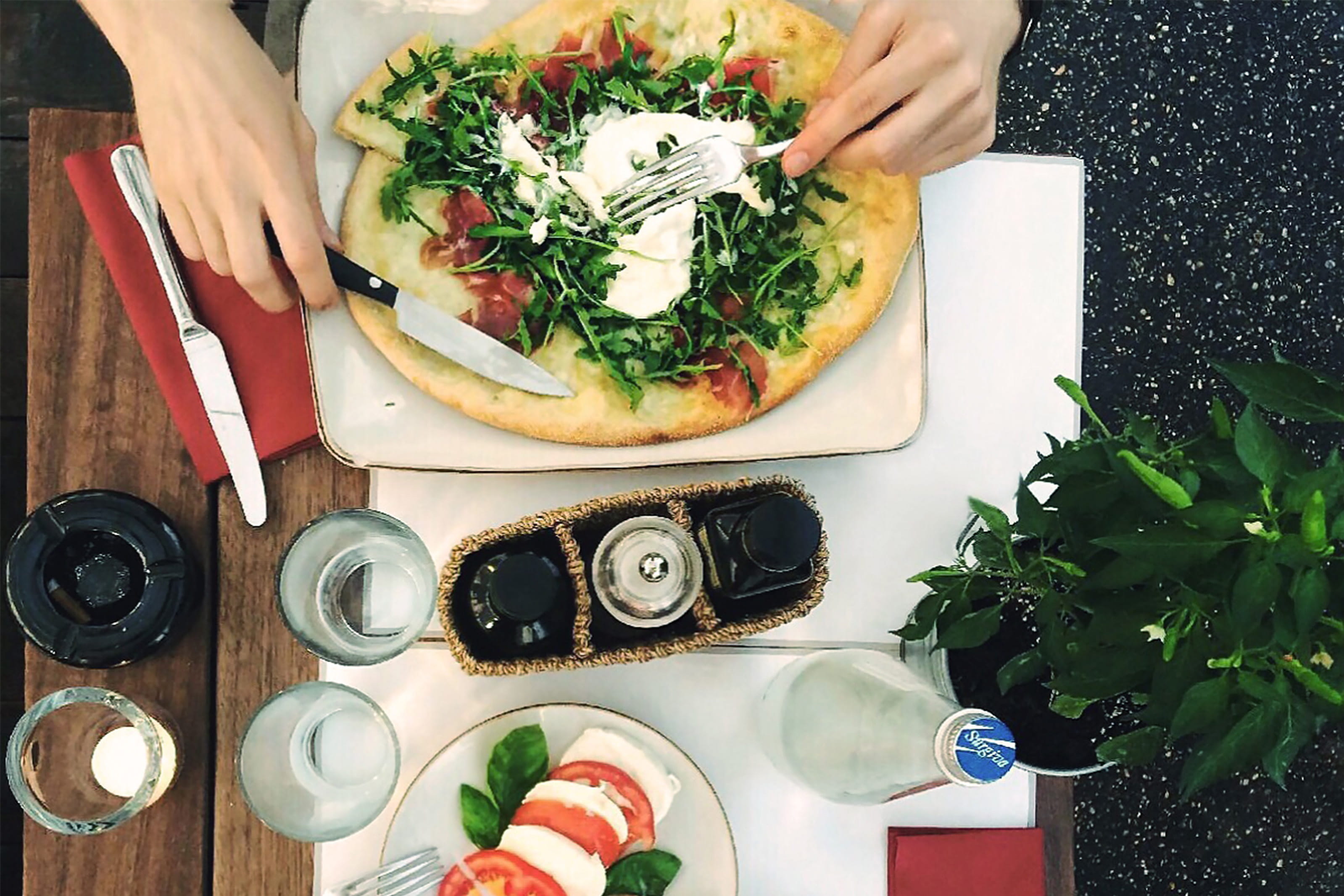 salad, food/Drink, lunch, cafe, vegetable, preparation, restaurants, table, freshness, gourmet, lifestyles, indoors, pizzas, 2K, restaurant, meal, hand, HD Wallpaper