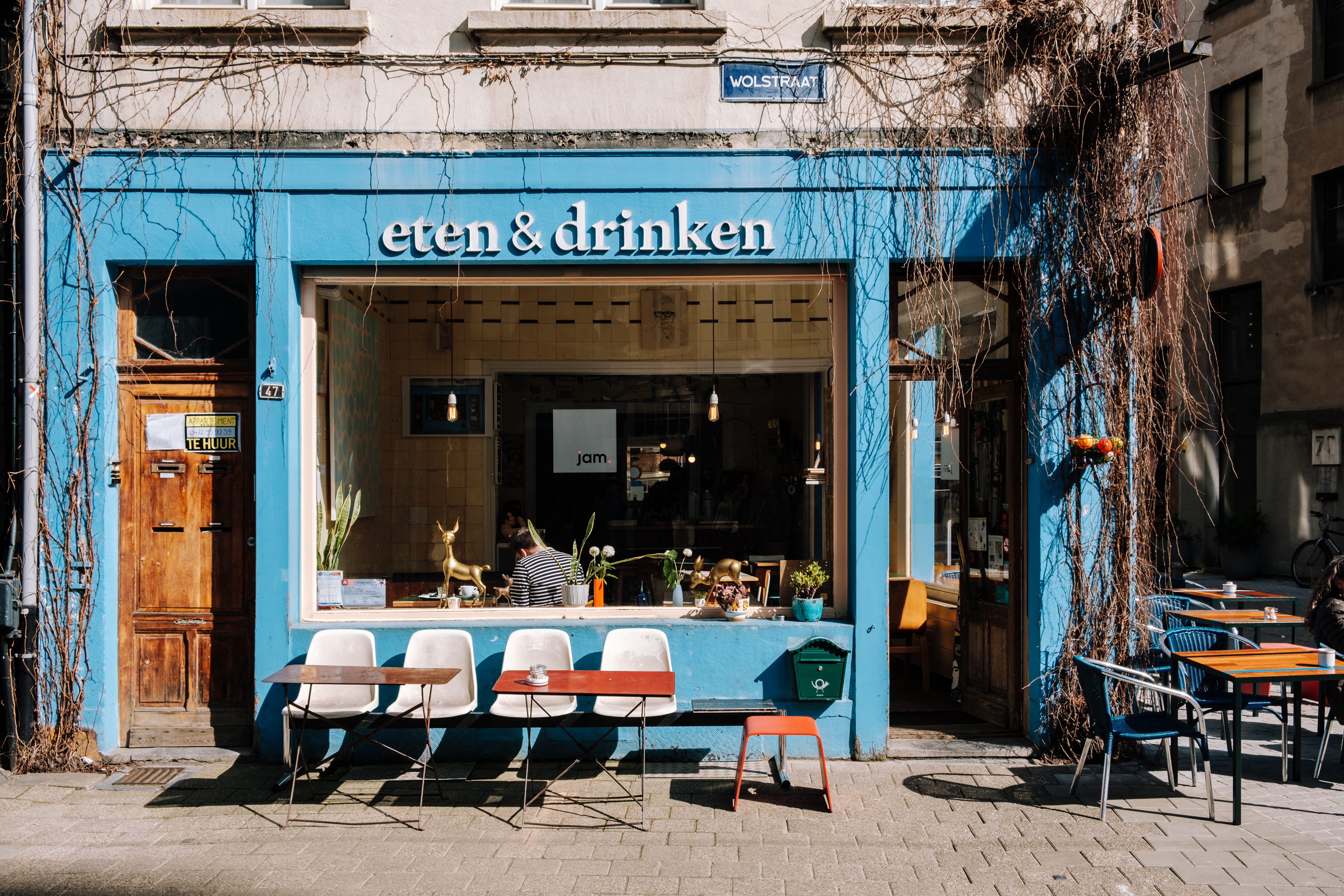 outdoors, shop, business, antwerpen, store, coffee shop, eten, western script, shop exterior, belgium, table, exterior, communication, coffee, empty, cafe, HD Wallpaper