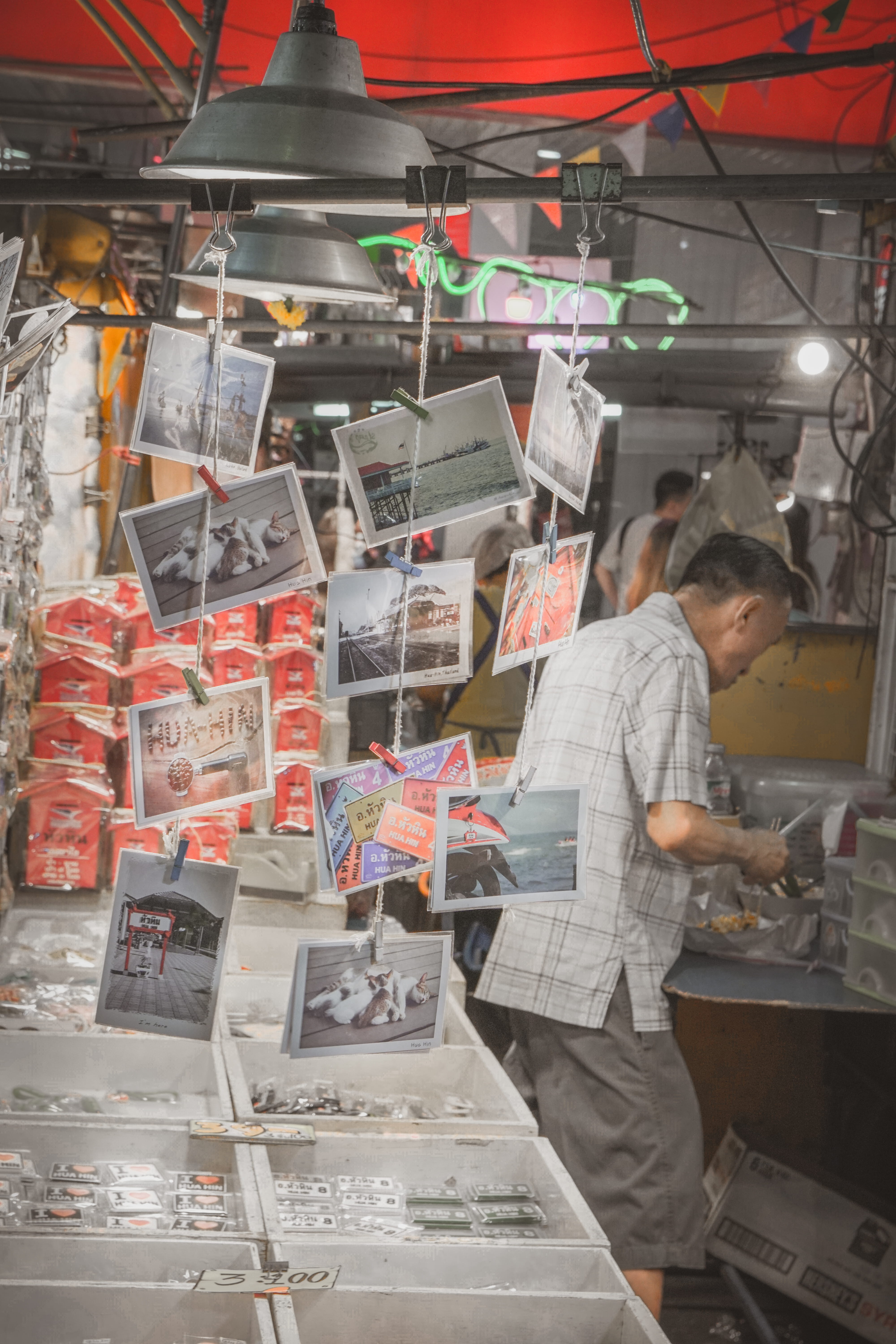 text, looking, street stall, boutique, newsstand, choice, retail, night market, real people, hua hin, occupation, kiosk, 5K, people, restaurant, store, Phone HD Wallpaper