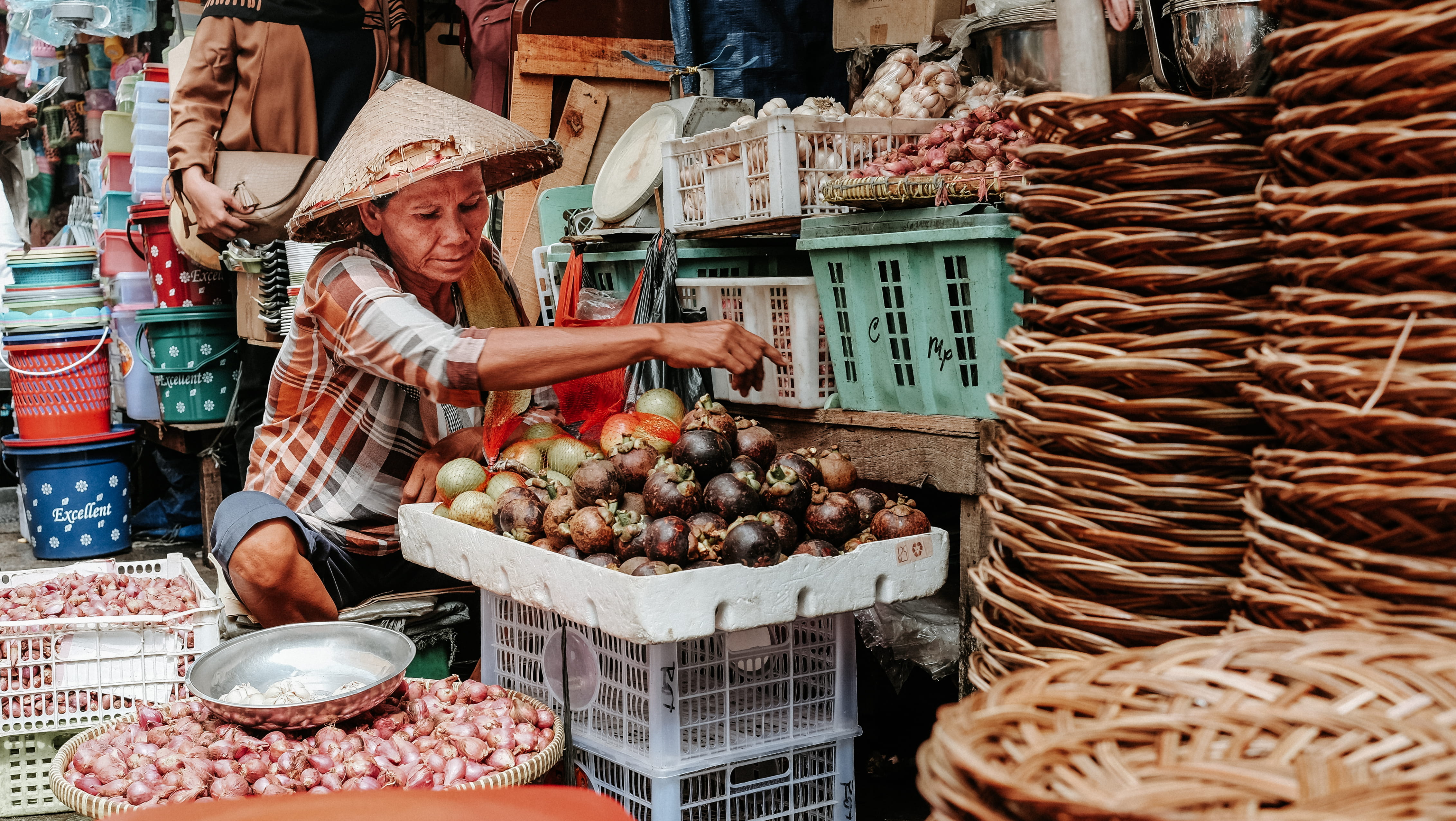 choice, for sale, variety, jar, food and drink, apparel, freshness, basket, container, onion, variation, woman, street market, retail display, healthy eating, HD Wallpaper