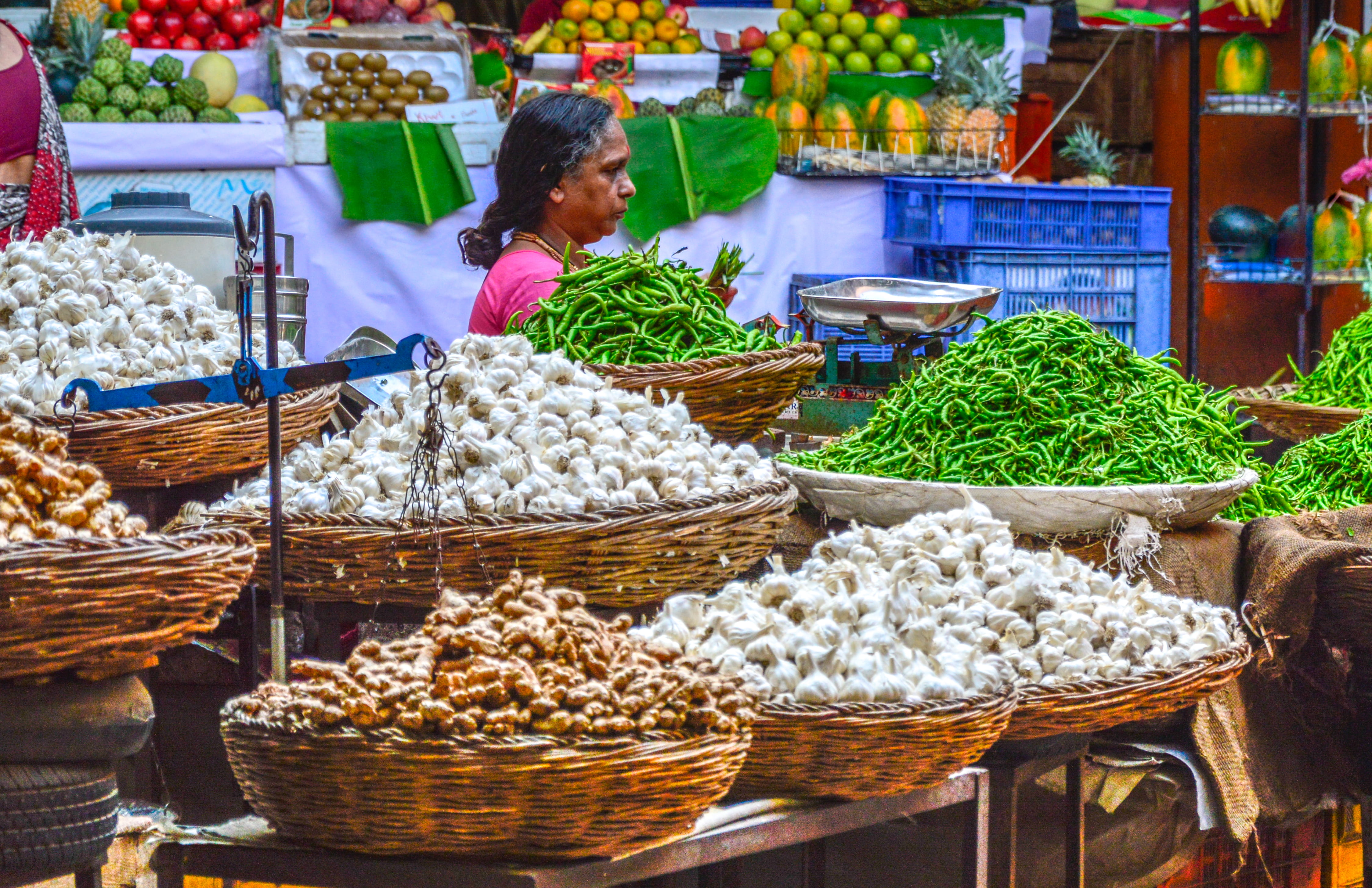 ginger, food and drink, onion, supermarket, for sale, occupation, bazaar, grocery store, shallot, vendor, outdoors, variation, garlic, market, pottery, HD Wallpaper