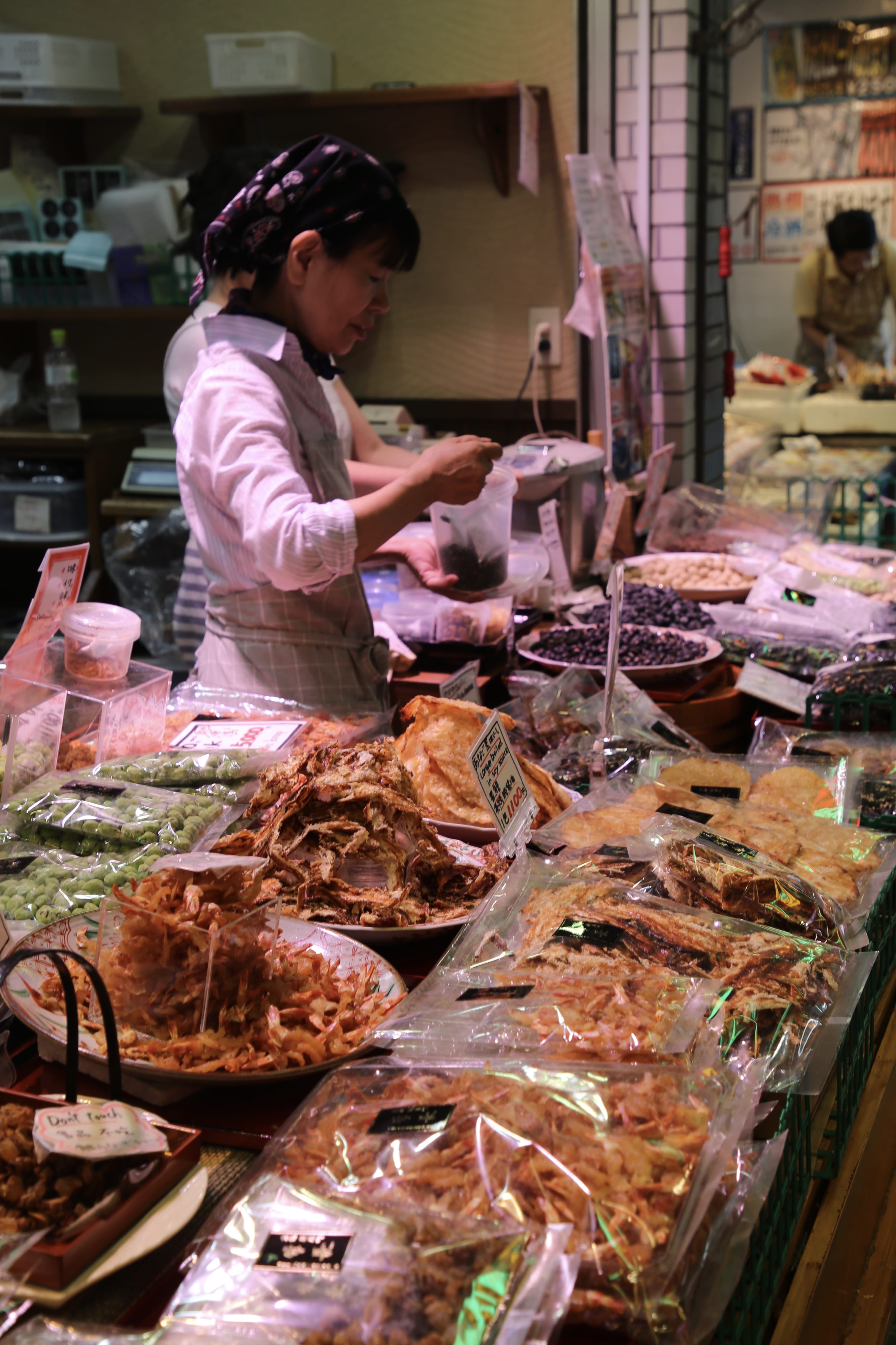 human, fish, business, waering, deli, food and drink, real people, shelf, retail display, cooking, freshness, food, seafood, lobster, fish market, working, Phone HD Wallpaper