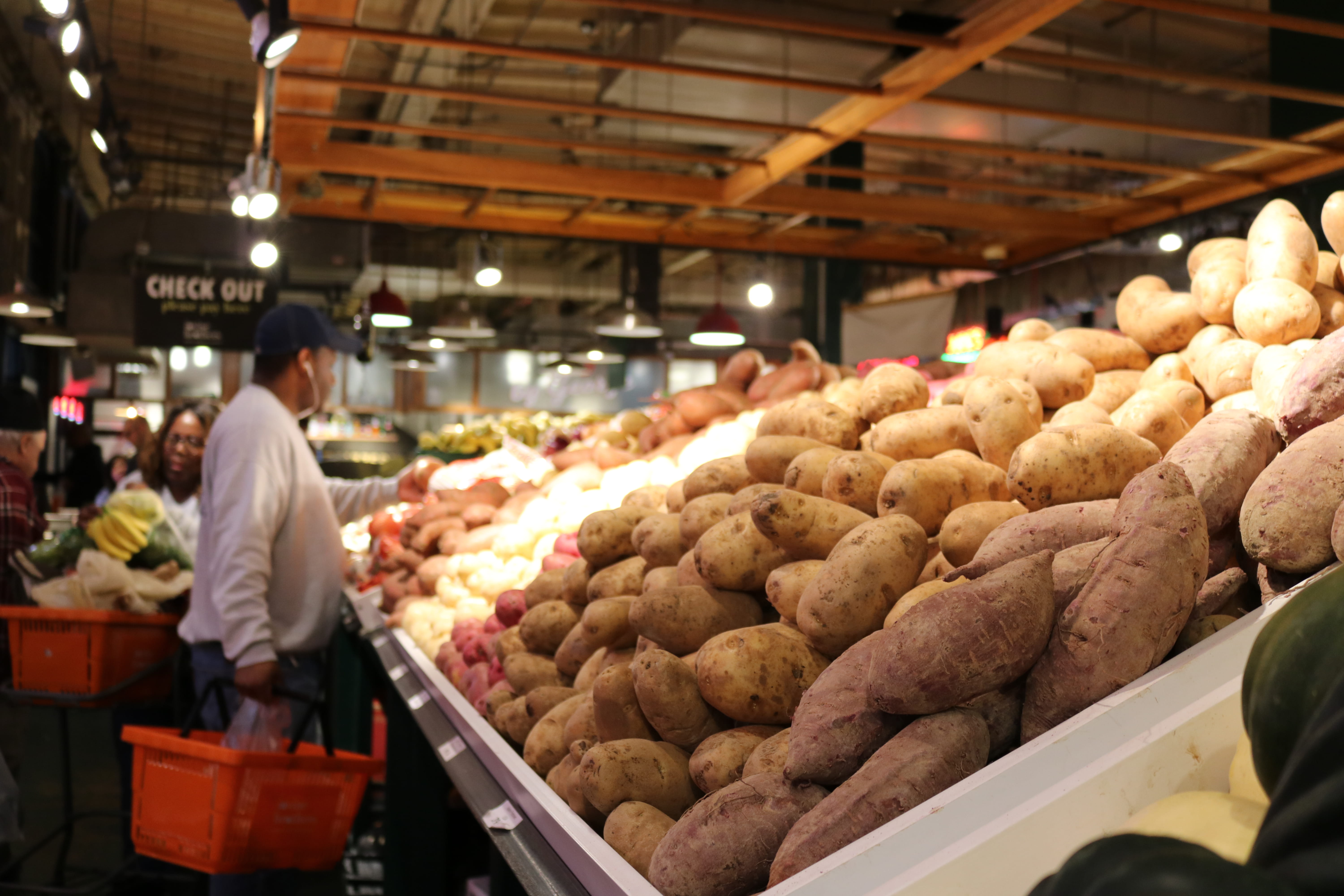 incidental people, plant, grocery store, market, person, real people, vegetables, bread, variation, markets, shopping, vegetable, retail, healthy eating, HD Wallpaper