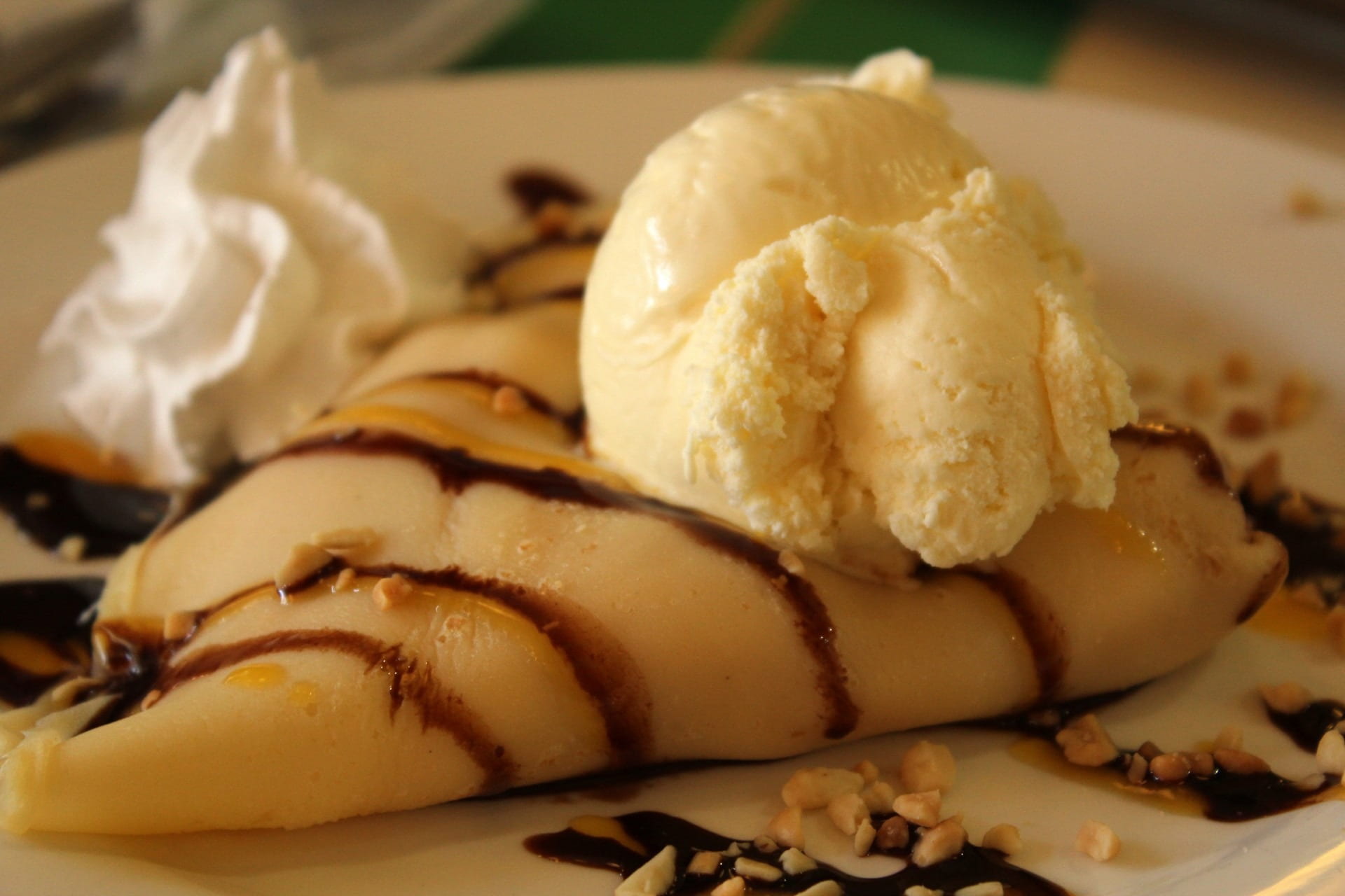 no people, vanilla, freshness, scoop shape, frozen food, yummy, sweet, vanilla ice cream, garnish, sweet food, food, coffee, indoors, cream, frozen, temptation, HD Wallpaper