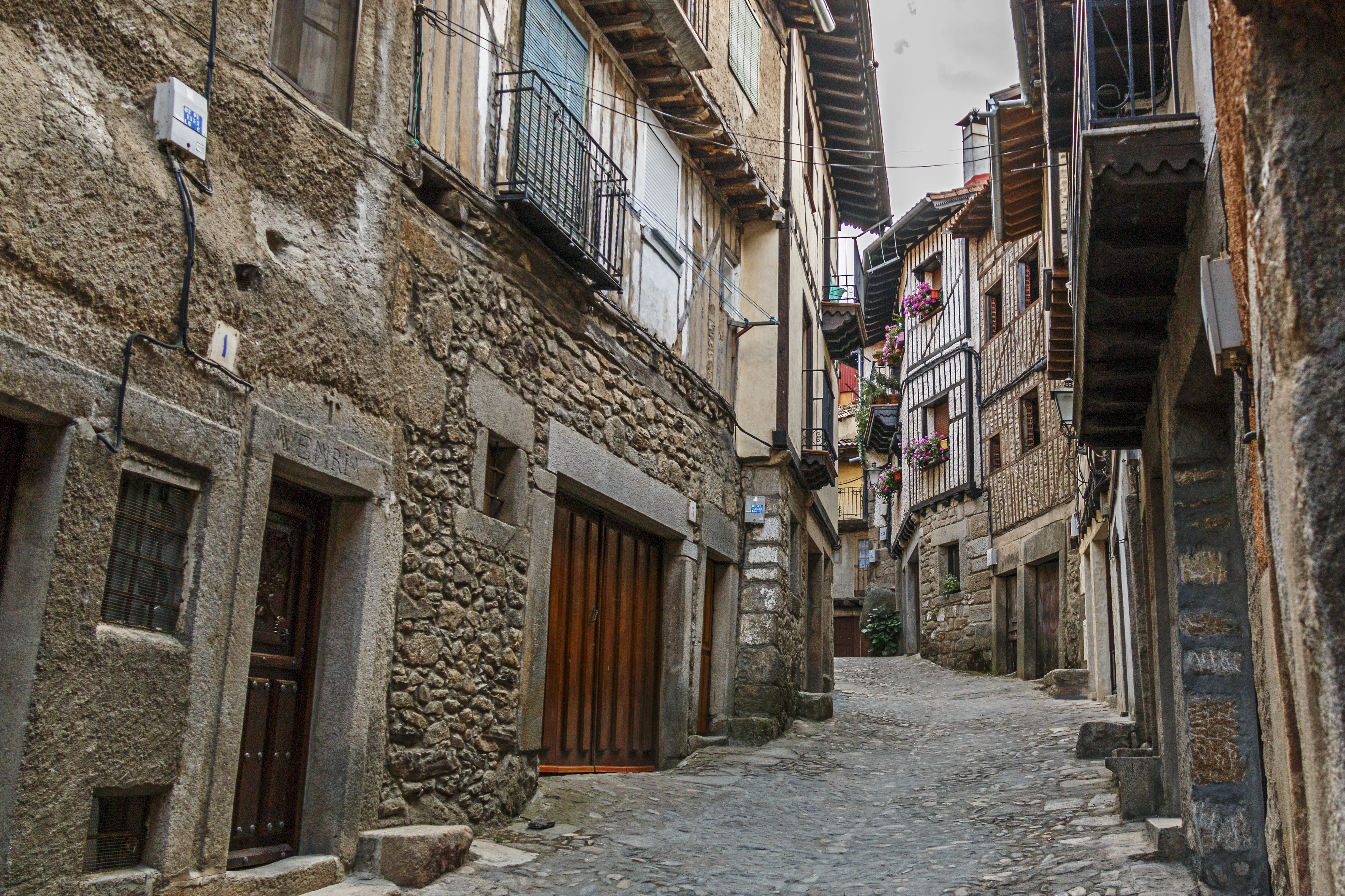 alley, built structure, building, architecture, diminishing perspective, 5K, the pool, spain, the past, people, day, street, city, the way forward, outdoors, HD Wallpaper