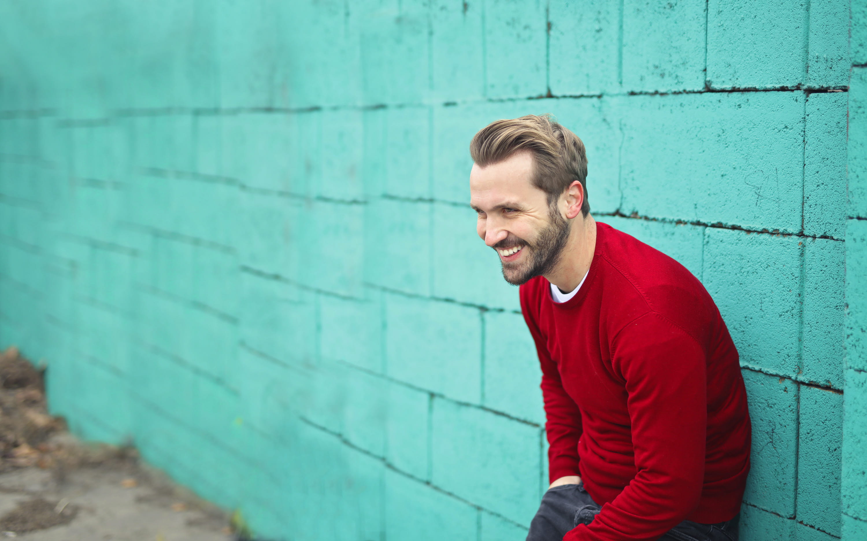 Smiling, wall - building feature, Outdoors, waist up, red, brick, caucasian, turquoise, 2K, Young, outdoor, leaning, men, Adult, smile, winter, one person, HD Wallpaper