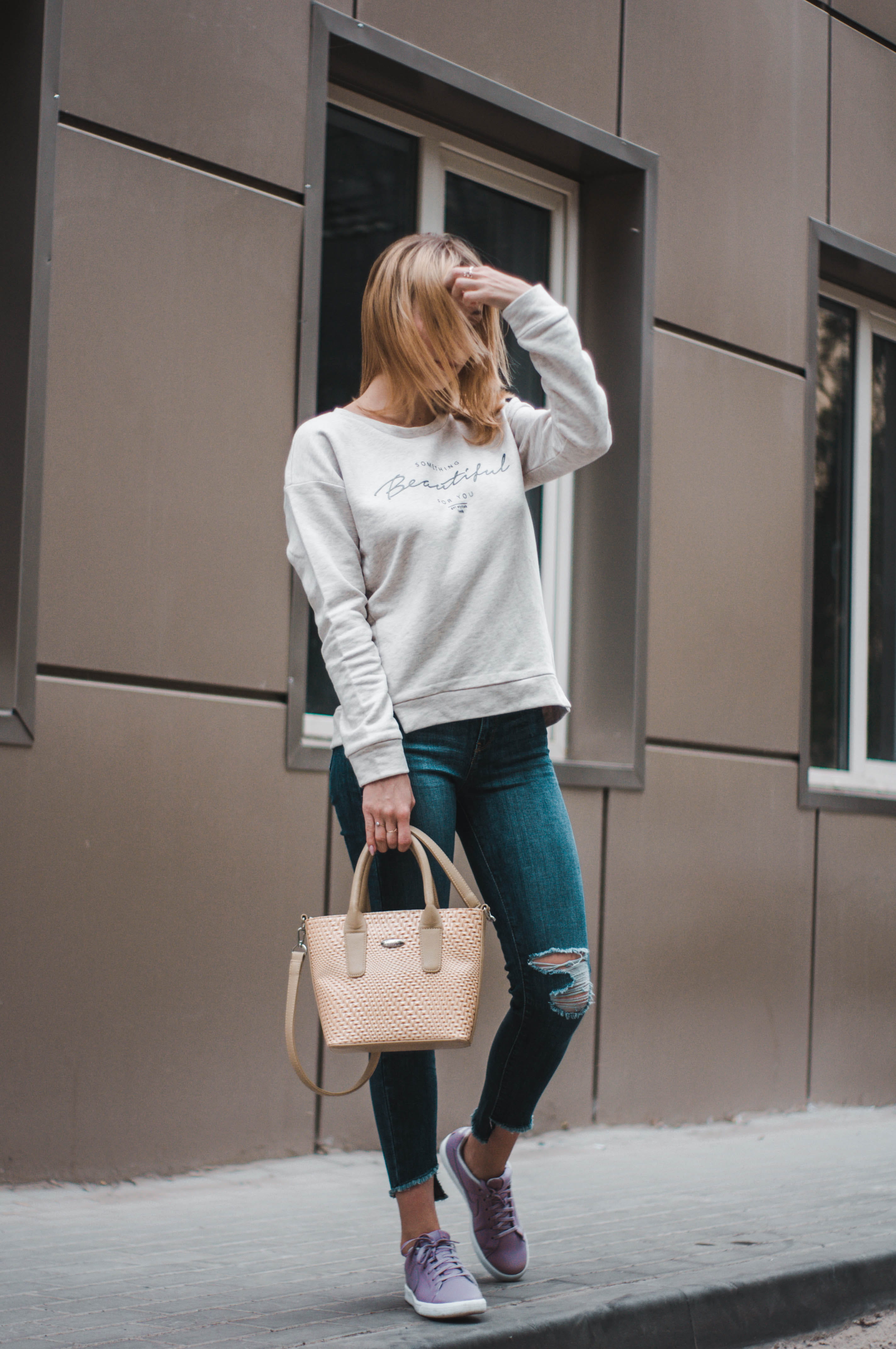 young Adult, woman, modern, building, blonde hair, 4K, bag, style, pose, street, pavement, fashion, people, city, lifestyles, females, caucasian Ethnicity, Phone HD Wallpaper