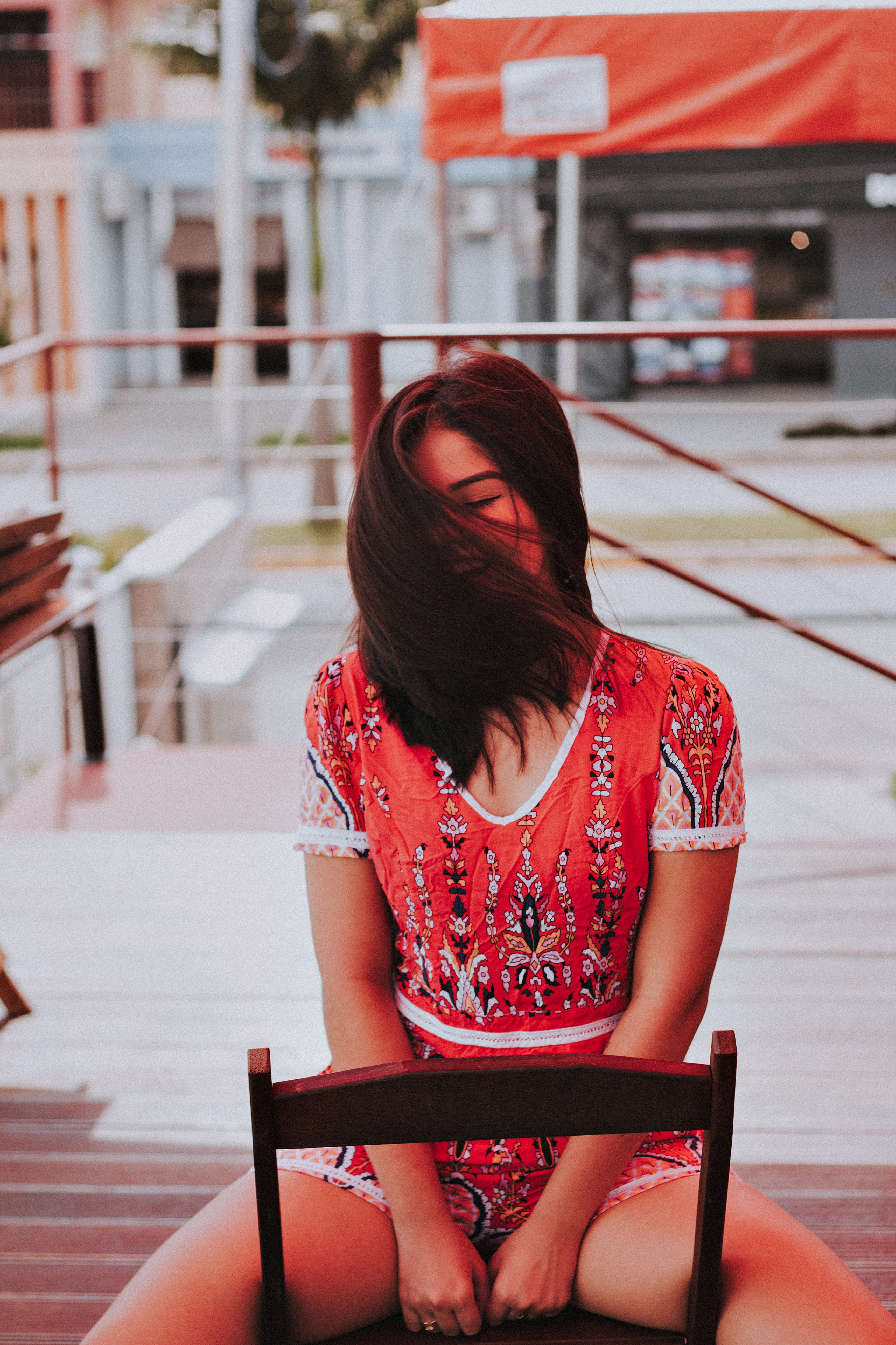 women, young adult, casual clothing, young women, windy, sitting, brown, street, style, looking, lady, wooden, leisure activity, seat, woman, day, beautiful woman, Phone HD Wallpaper