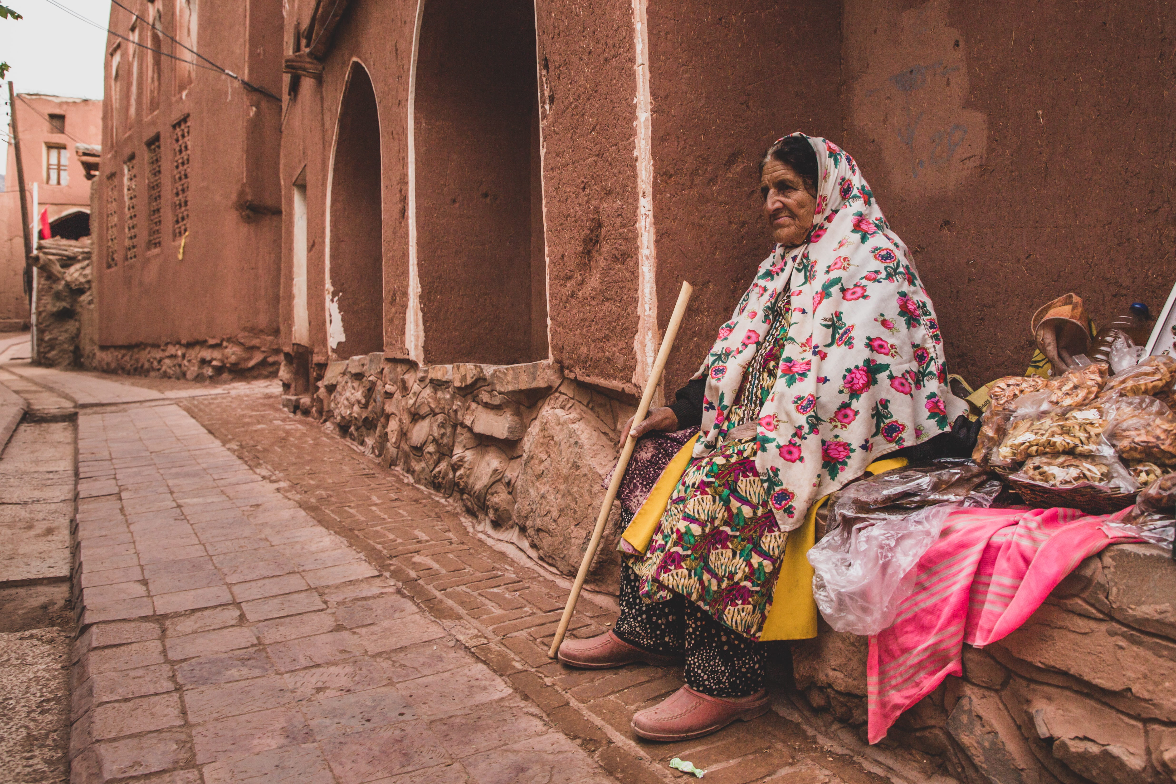 candid, pink, abyaneh historical village, architecture, iran, mid adult, headdress, full length, woman, seller, traditional clothing, sari, females, white, HD Wallpaper