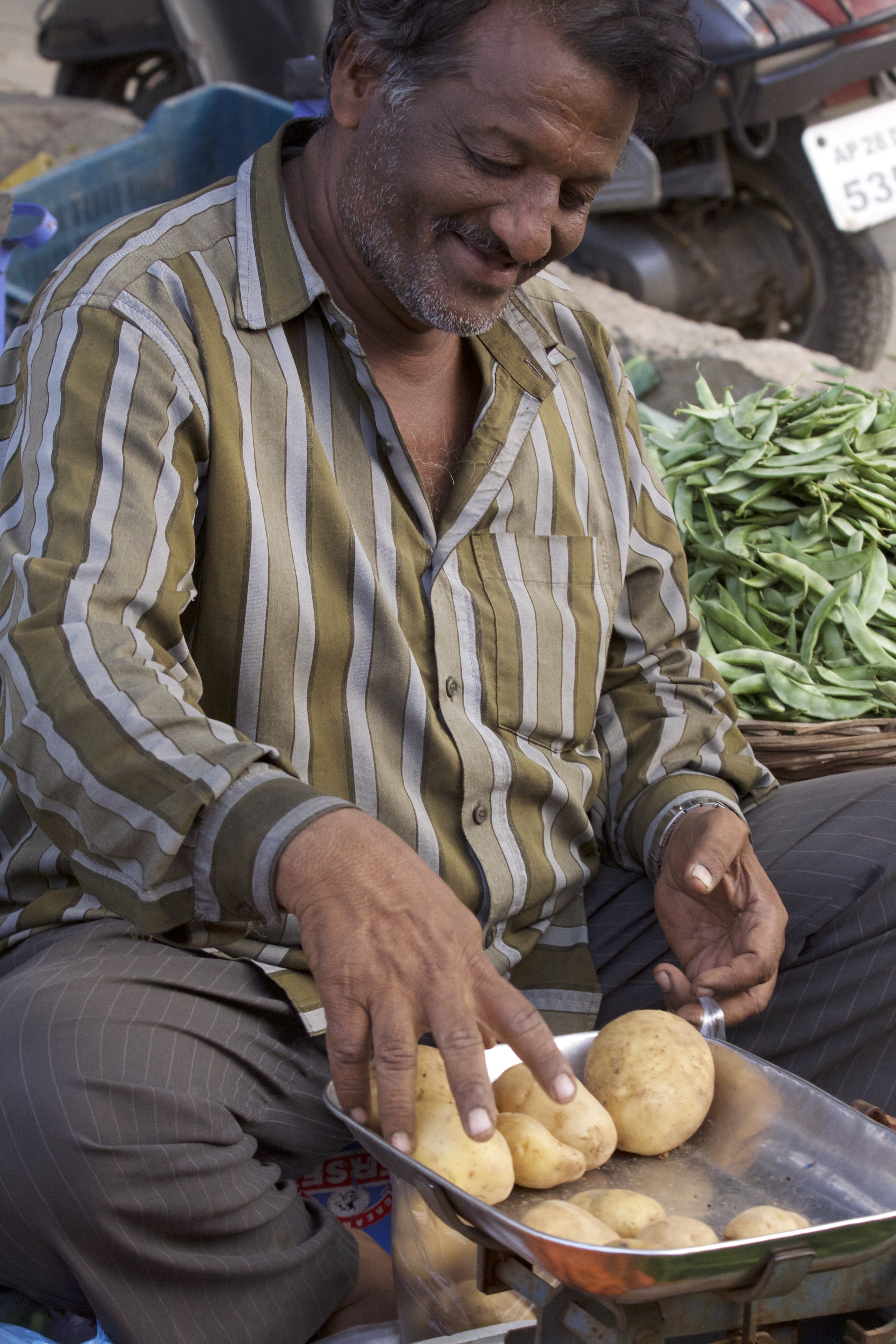 potatoes, healthy eating, farmer, street market, freshness, food and drink, kondapur, india, holding, men, vendor, casual clothing, hyderabad, day, one person, Phone HD Wallpaper