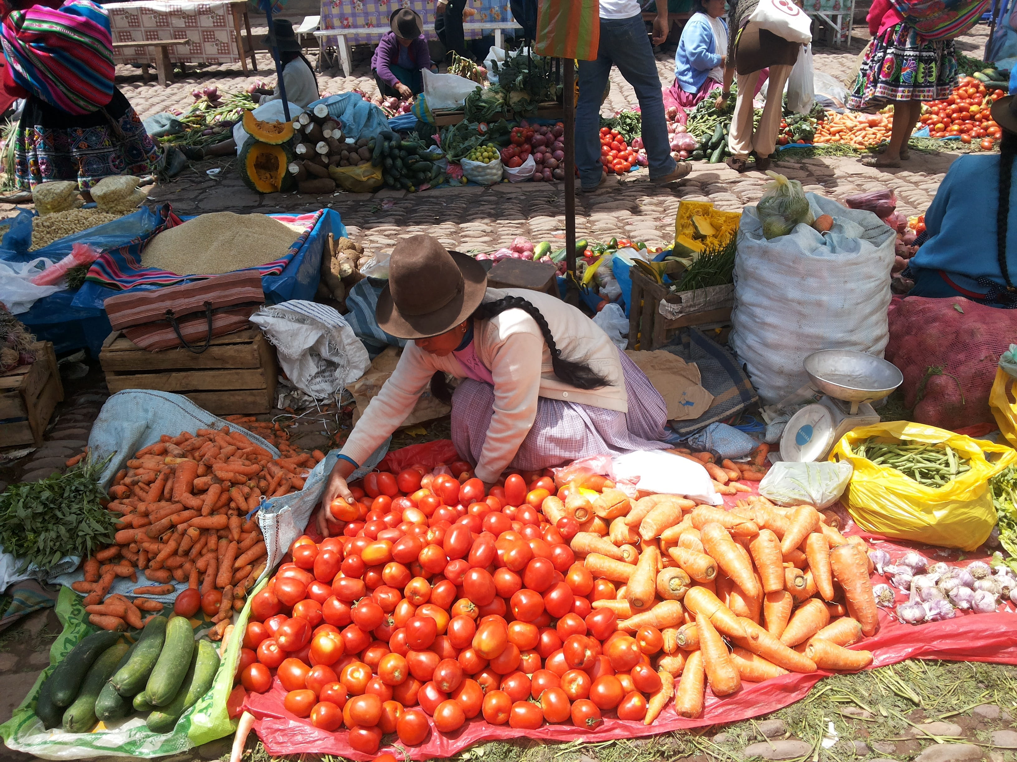 peruvian, outdoors, healthy eating, real people, incidental people, food and drink, woman, selling, buying, Cusco, Peru, tradition, abundance, retail display, HD Wallpaper