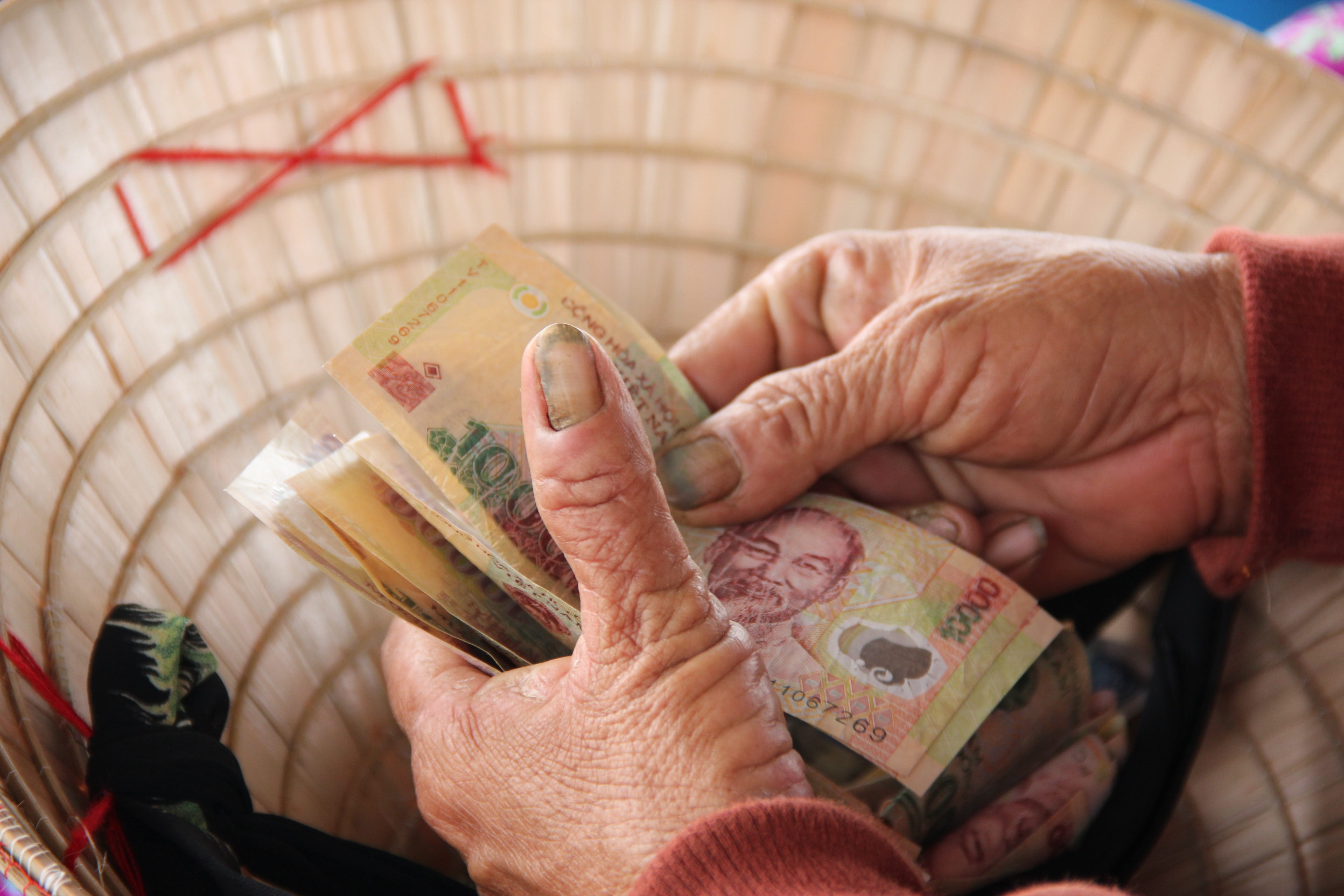 money, body part, Vietnam, hoian, Street Vendor, real people, trade, hands, 5K, men, senior adult, wrinkled, women, hand, holding, human hand, wealth, HD Wallpaper