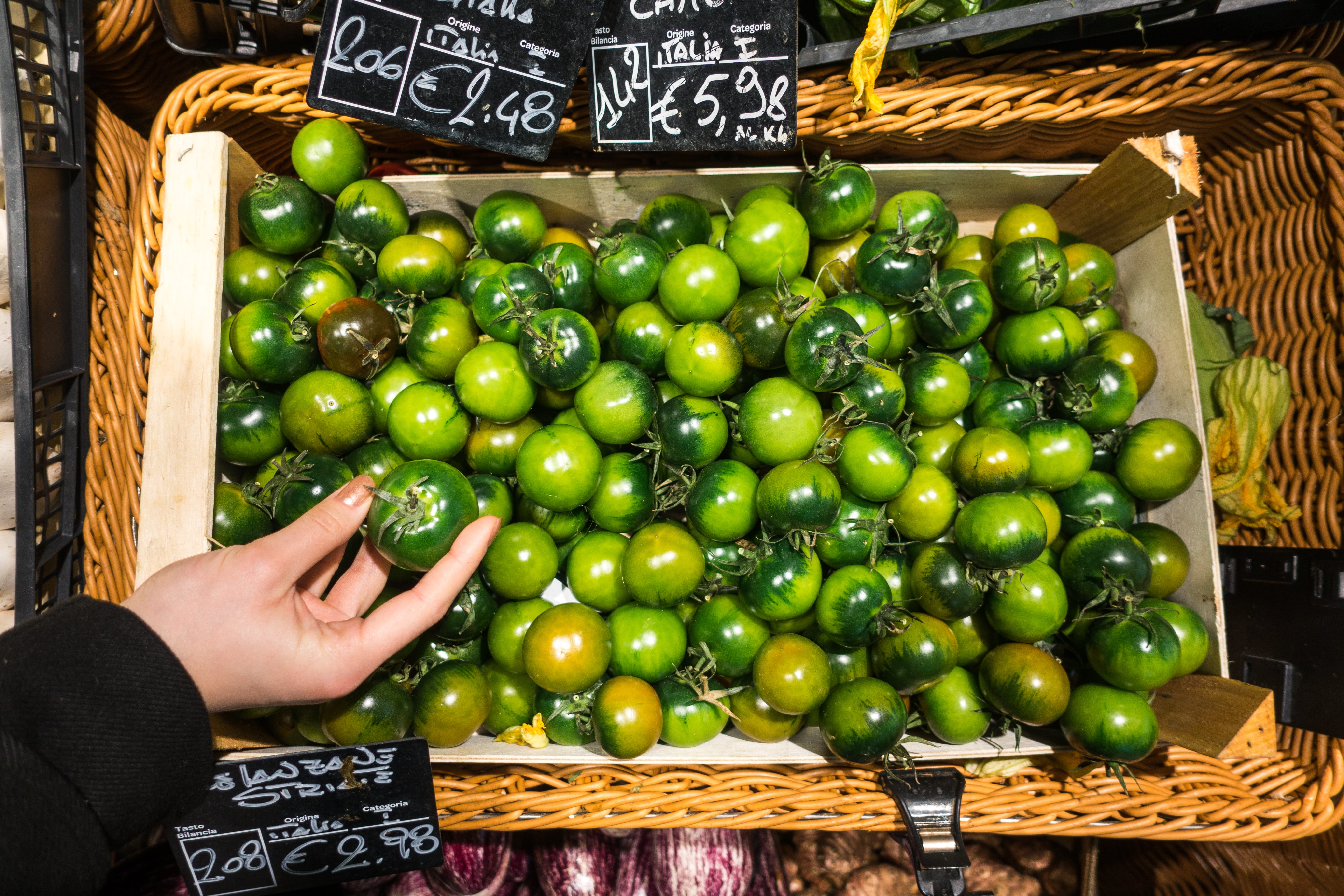 container, adult, human limb, one person, green, store, lifestyles, healthy Eating, hands, Italian, market Stall, basket, tomatoes, finger, selling, green tomatoes, HD Wallpaper