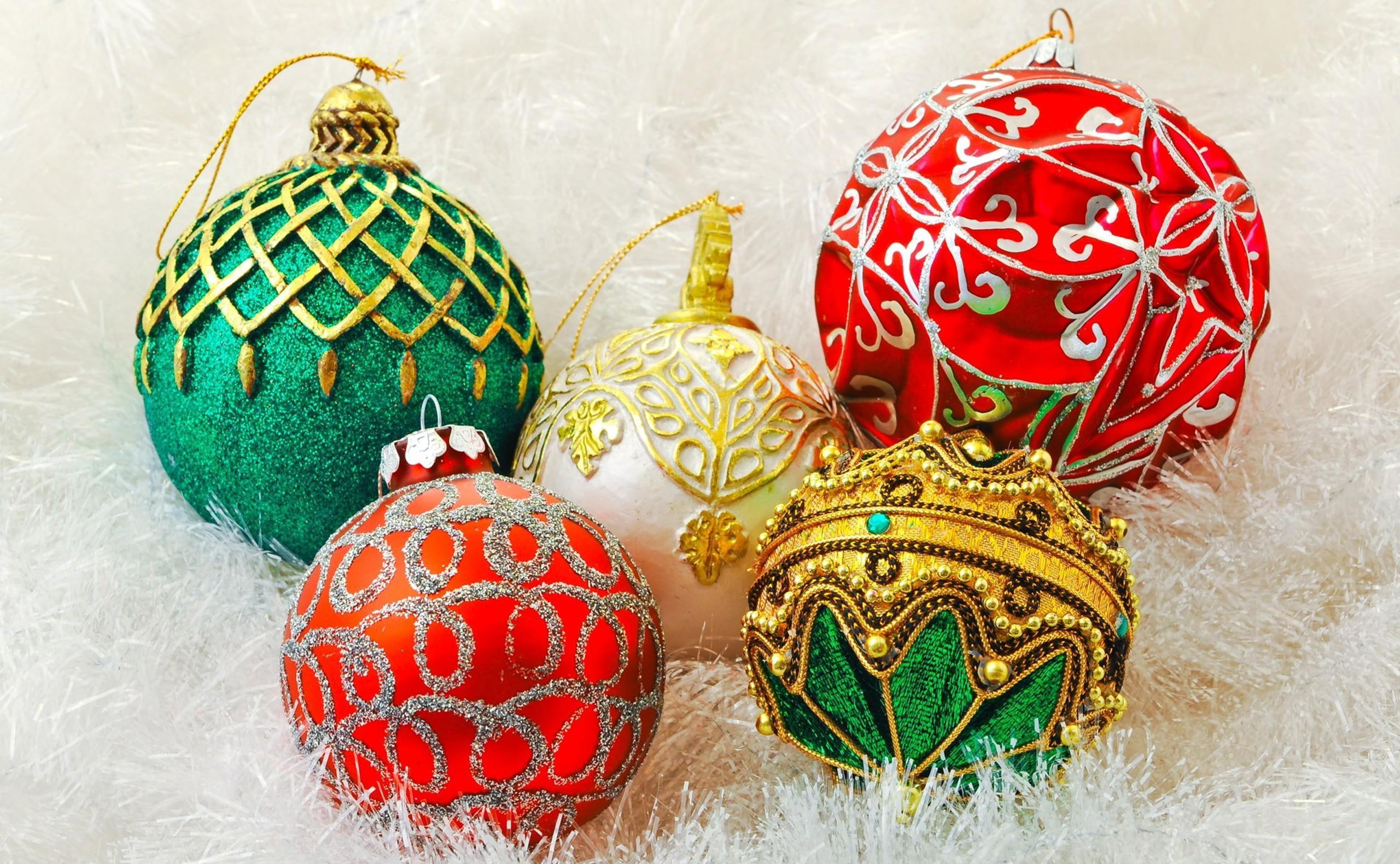 holiday, 2K, year, new year, baubles, attributes, close, green, white, new, red, christmas decorations, christmas, decorations, close-up, HD Wallpaper