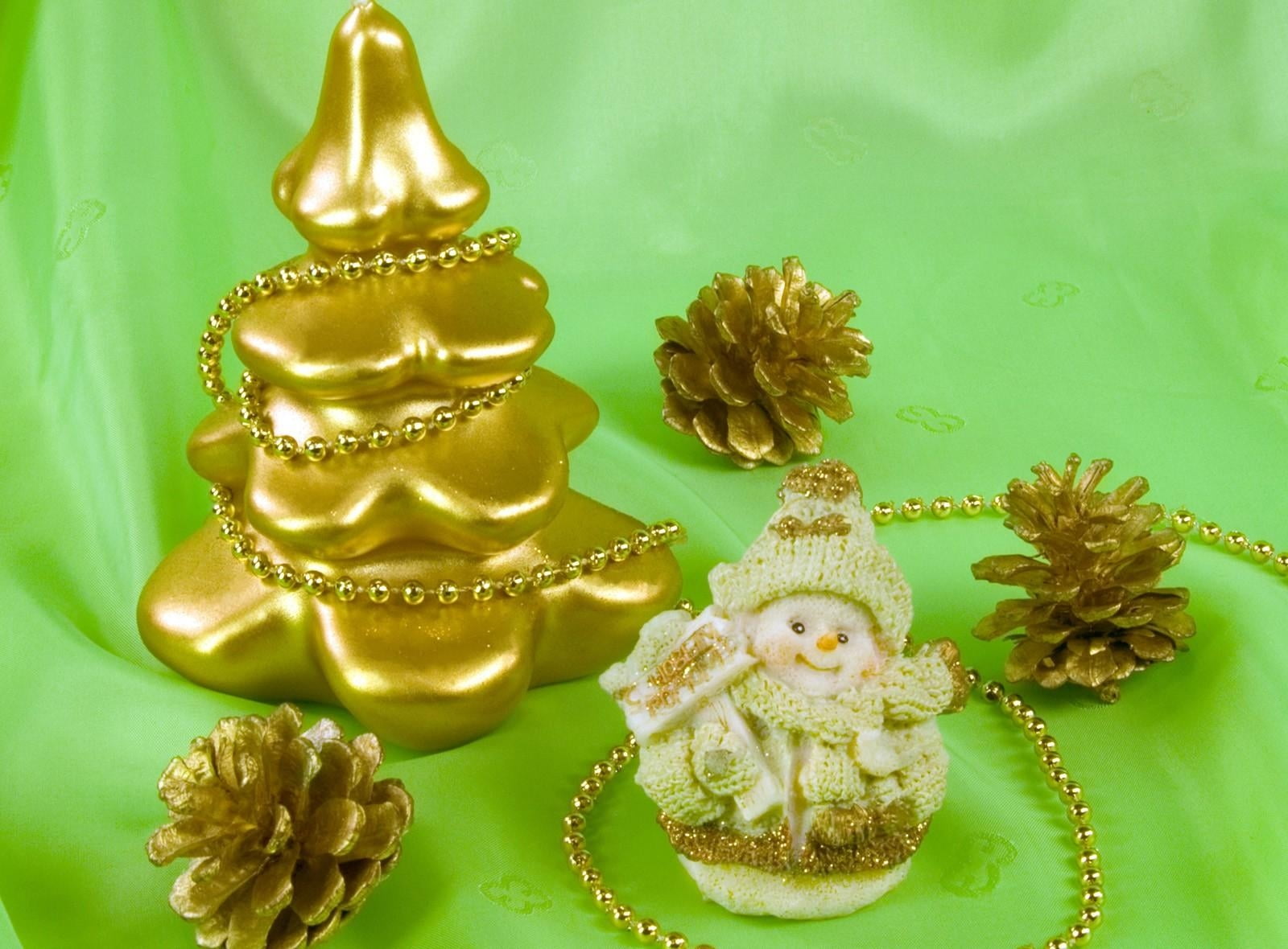 cones, food, winter, luxury, green background, figure, representation, greeting, gold Colored, 720P, gift, close-up, new year, tree, no People, ornate, HD Wallpaper