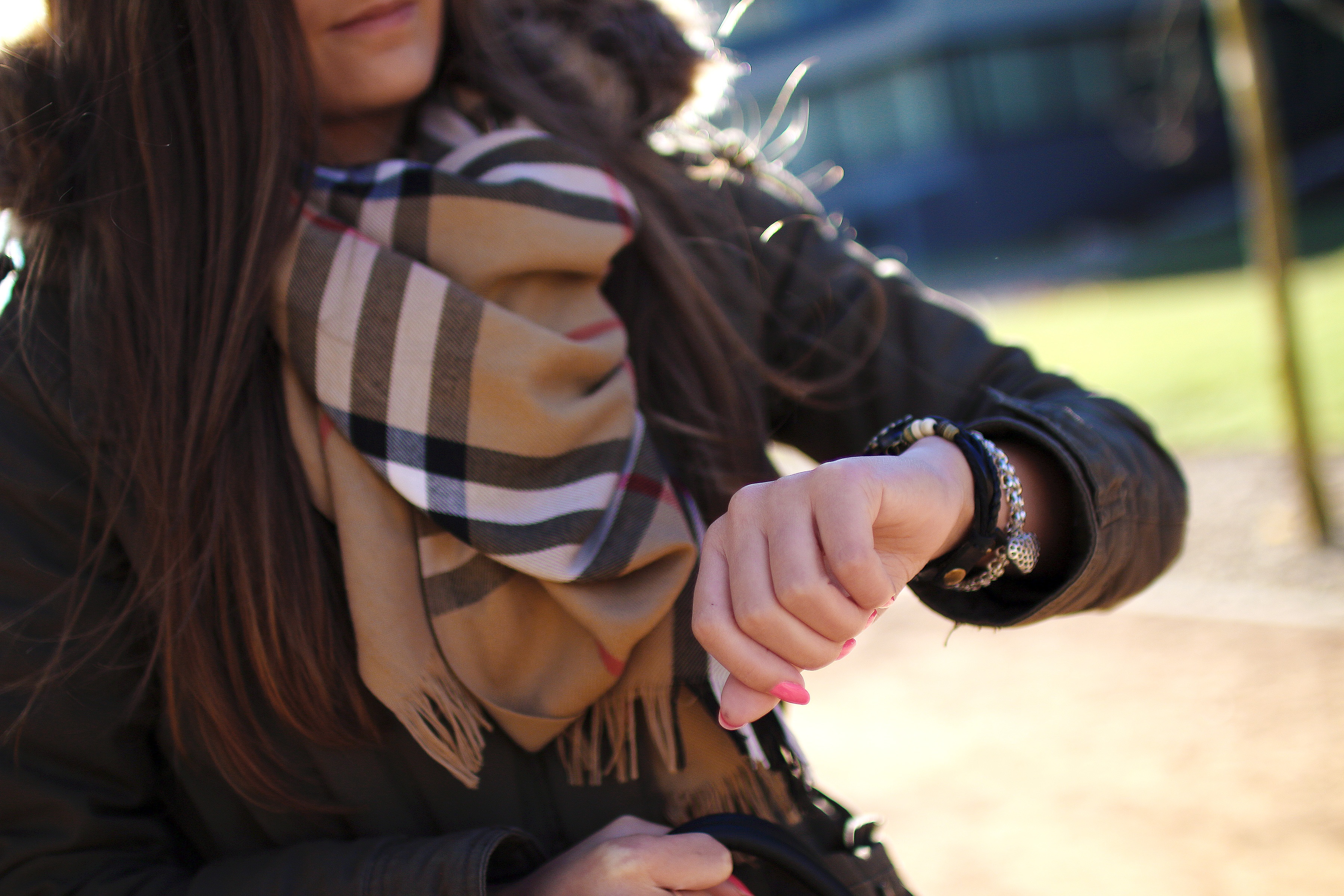 brown, day, casual clothing, caucasian Ethnicity, bonding, leisure activity, burberry, females, plaid, woman, sunlight, jacket, clothing, hand, bracelet, HD Wallpaper
