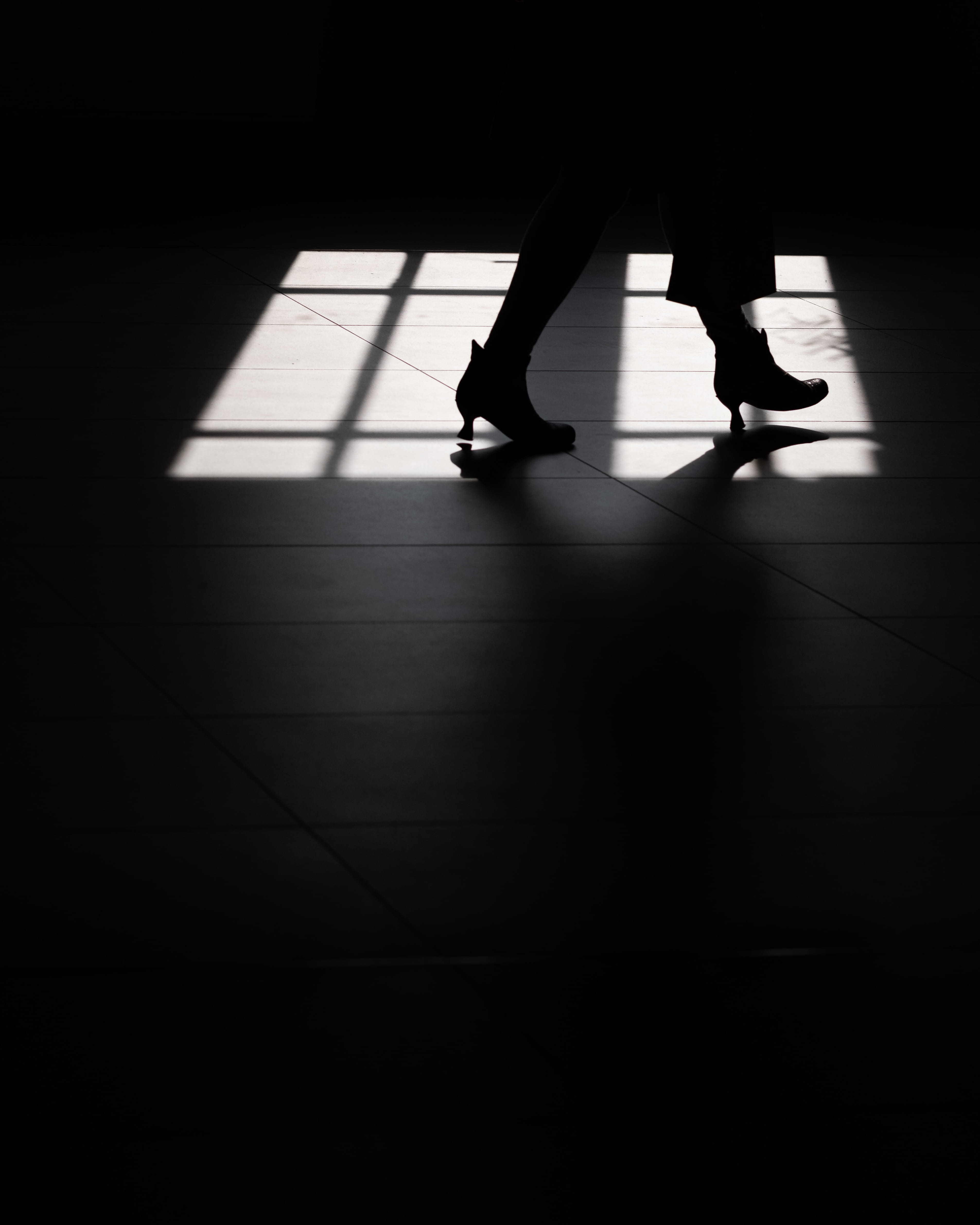 women, silhouette, human leg, holland, street, window, low section, one person, booties, body part, amsterdam, city, dark, lifestyles, female, leg, black and white, Phone HD Wallpaper