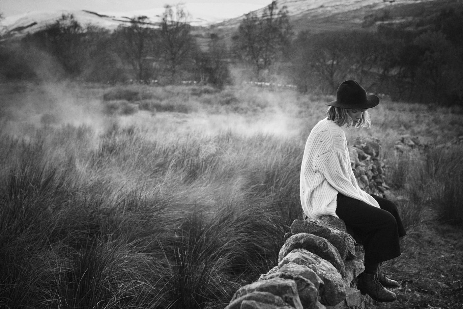 lifestyles, women, grass, clothing, outdoors, side view, 720P, land, hat, plant, three quarter length, nature, adult, Lou Schoof, leisure activity, model, HD Wallpaper