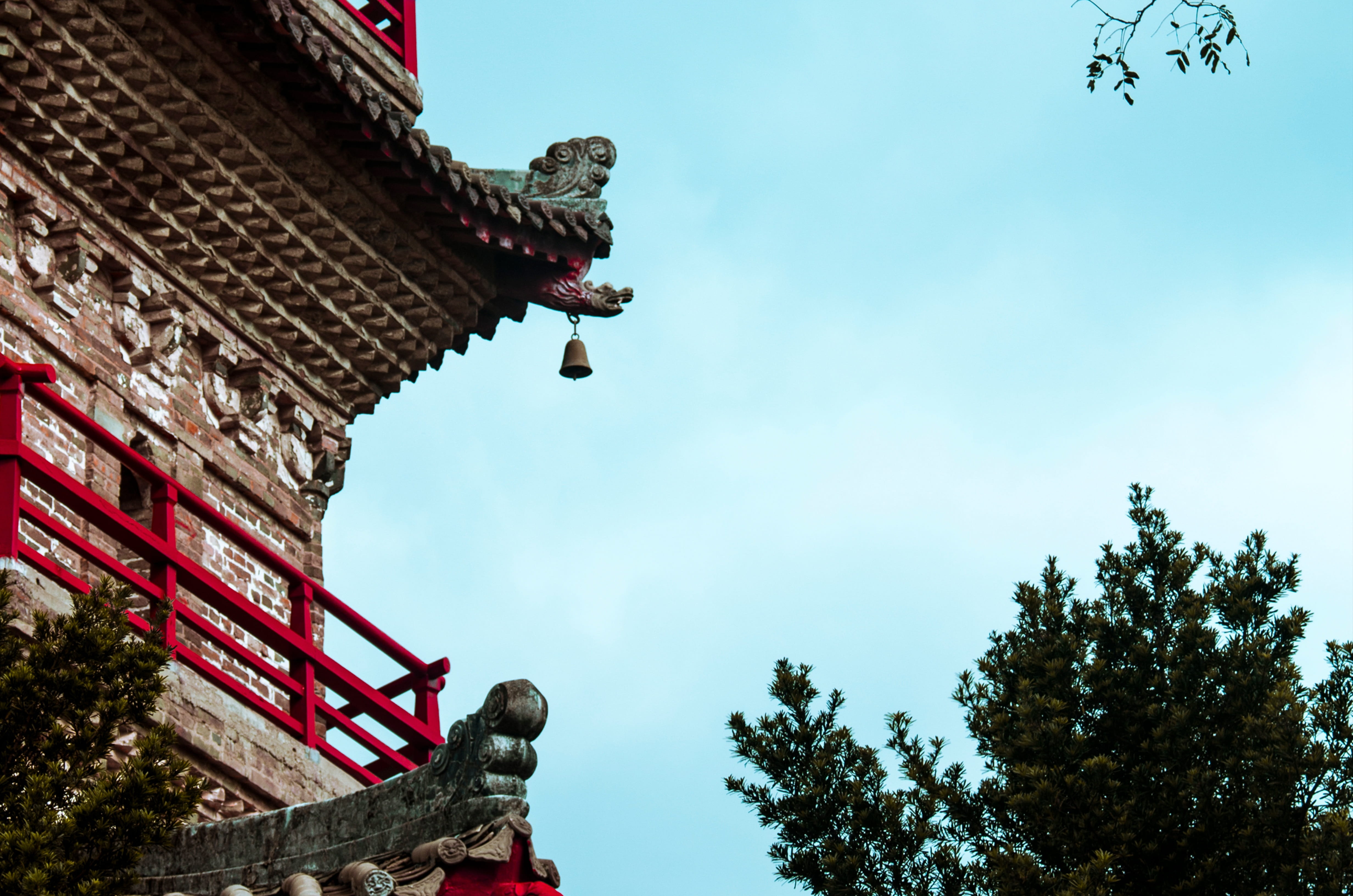 sculpture, building exterior, built structure, plant, day, architecture, statue, low angle view, roof, belief, human representation, tree, gu lou, spirituality, HD Wallpaper