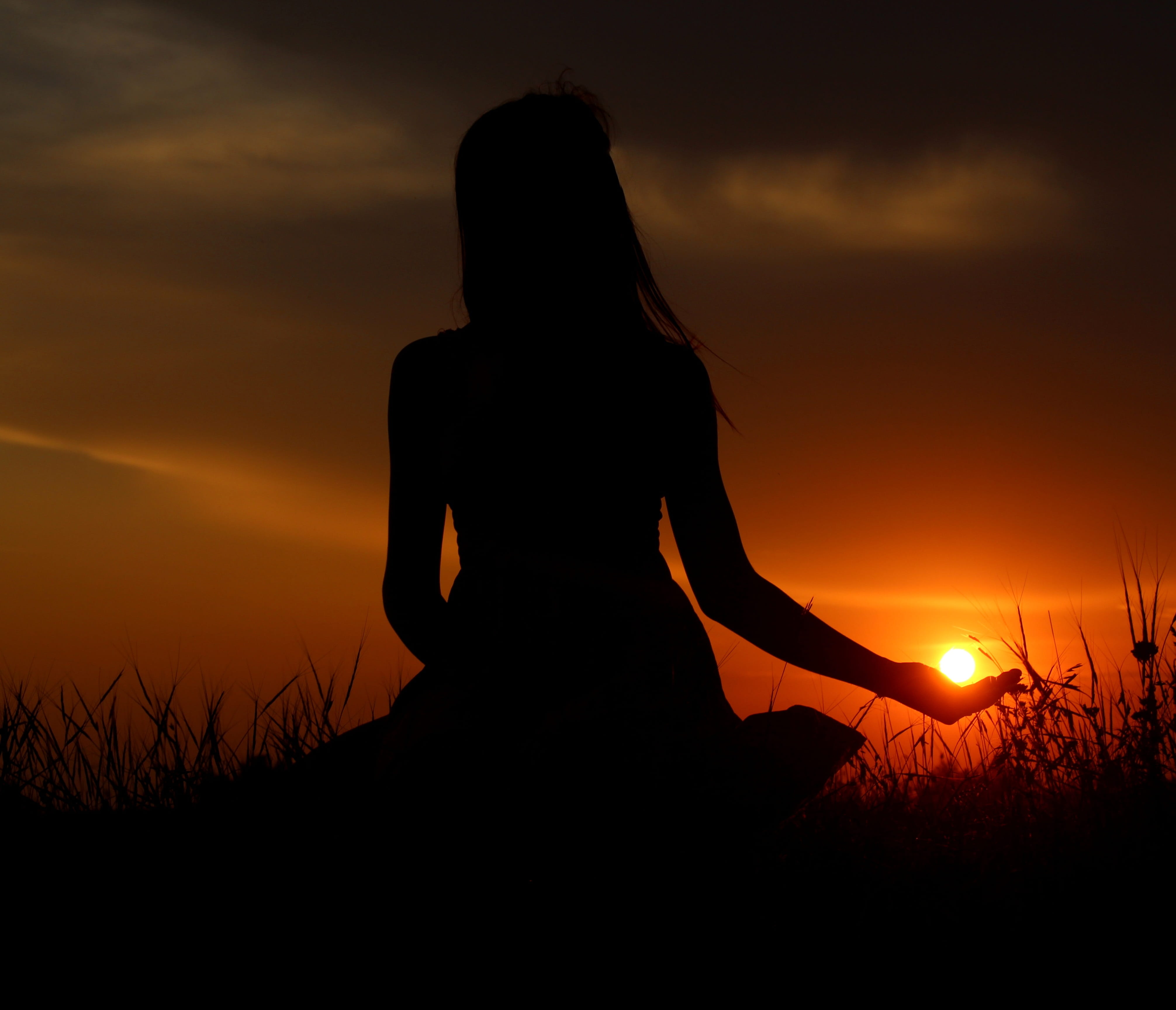 land, sun, holding, 4K, tranquility, one woman only, real people, nature, woman, lifestyles, outdoors, rear view, women, idyllic, beauty in nature, sitting, HD Wallpaper