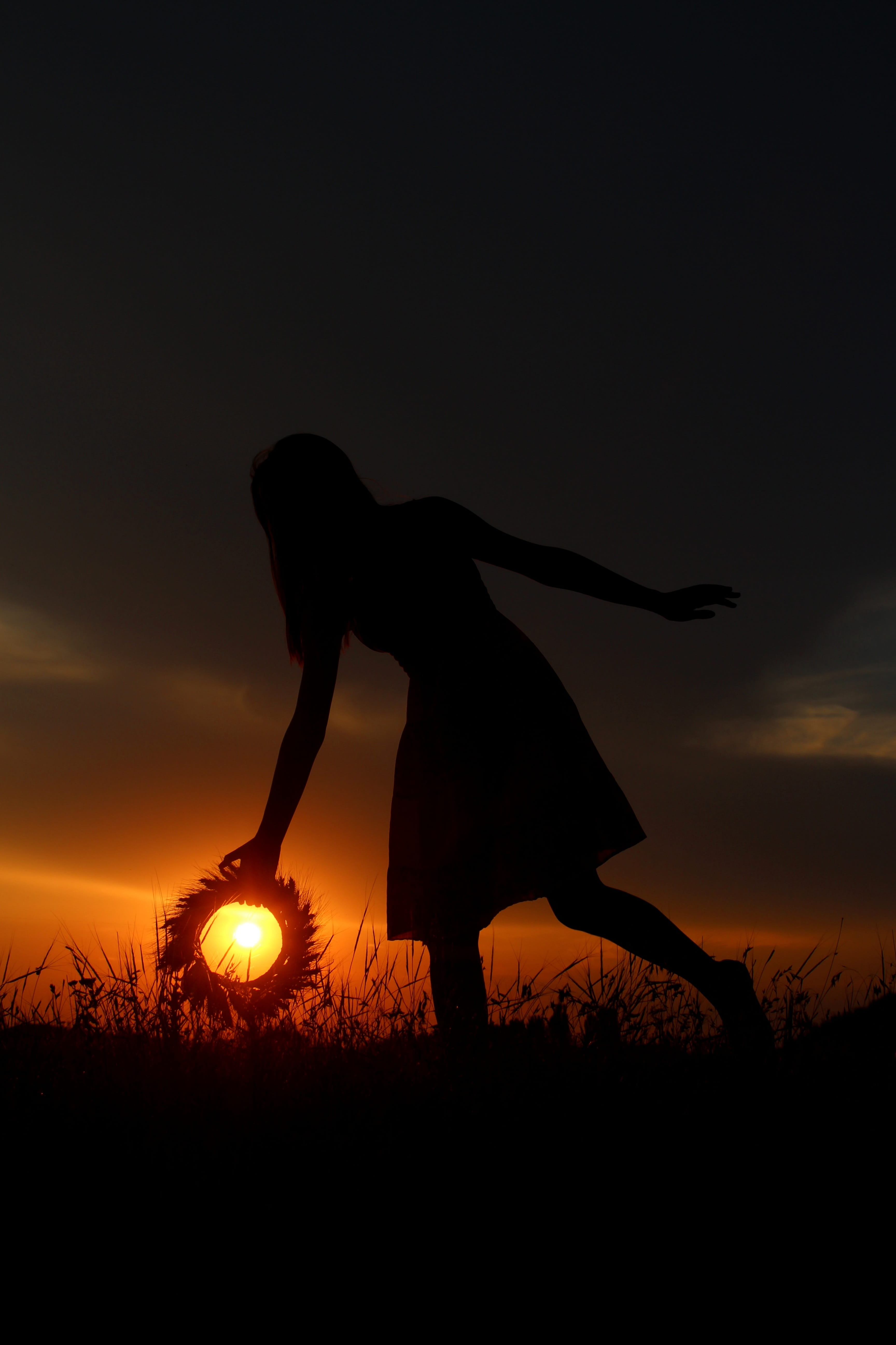 standing, golden, woman, Play, exercising, full length, background, field, Shadows, plant, skill, Girl, hour, one person, Sunset, wreath, land, sky, leisure activity, Phone HD Wallpaper