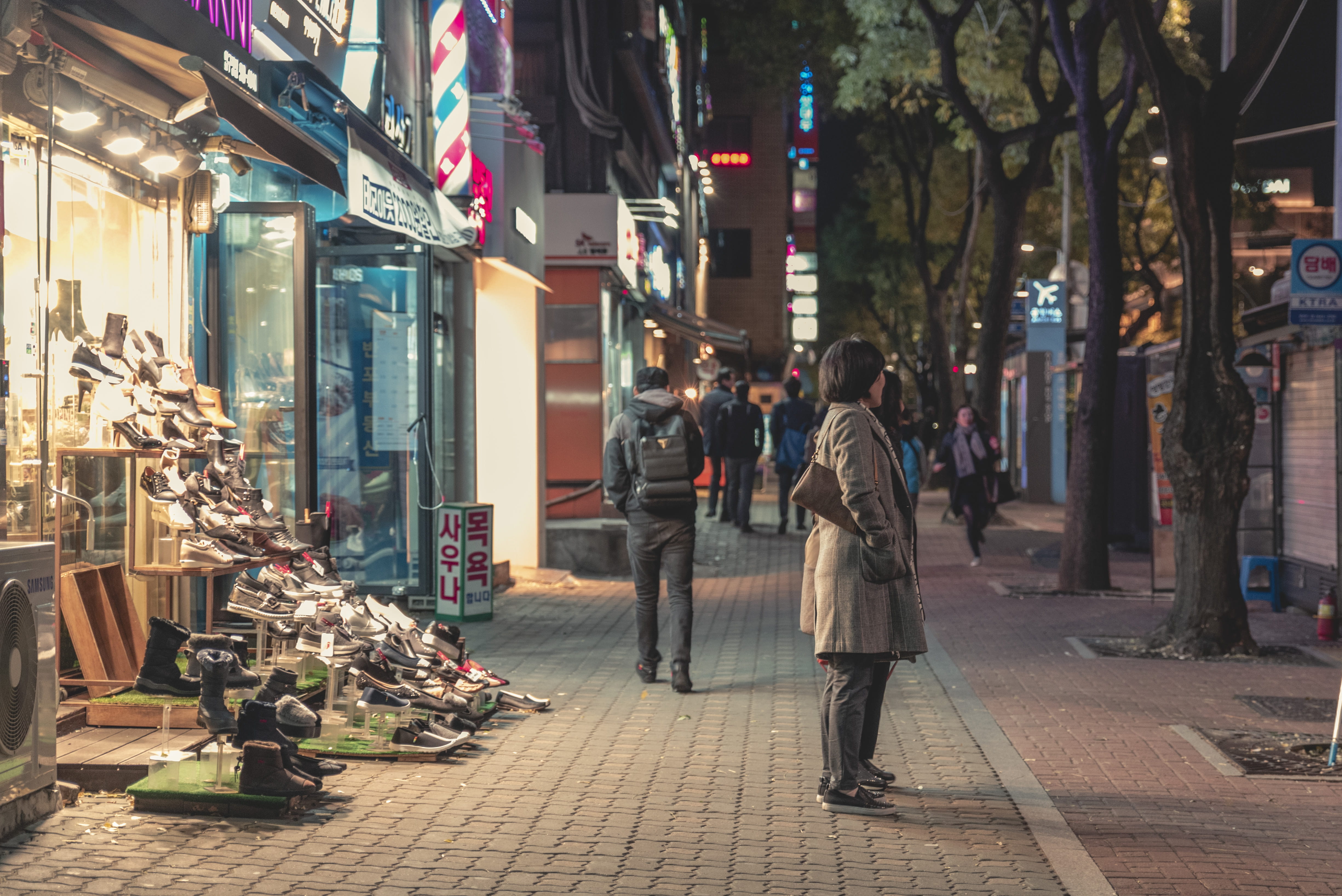 bag, architecture, person, incidental people, sidewalk, built structure, clothing, korea, store, women, apparel, overcoat, building exterior, retail display, HD Wallpaper