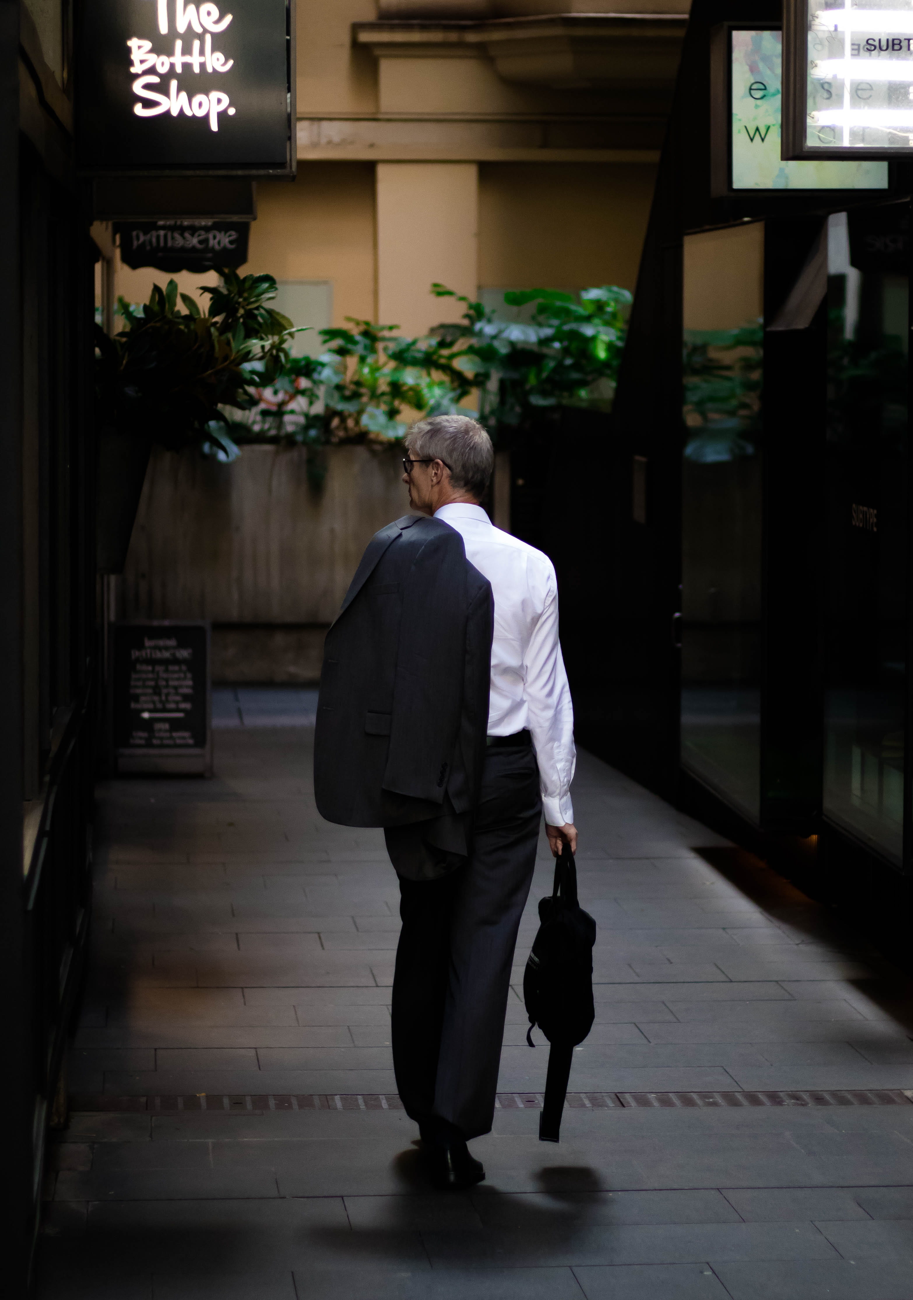 leisure activity, fashion, holding, 4K, businessman, real people, senior adult, street, business, commute, road, one person, city, style, walking, suit, Phone HD Wallpaper