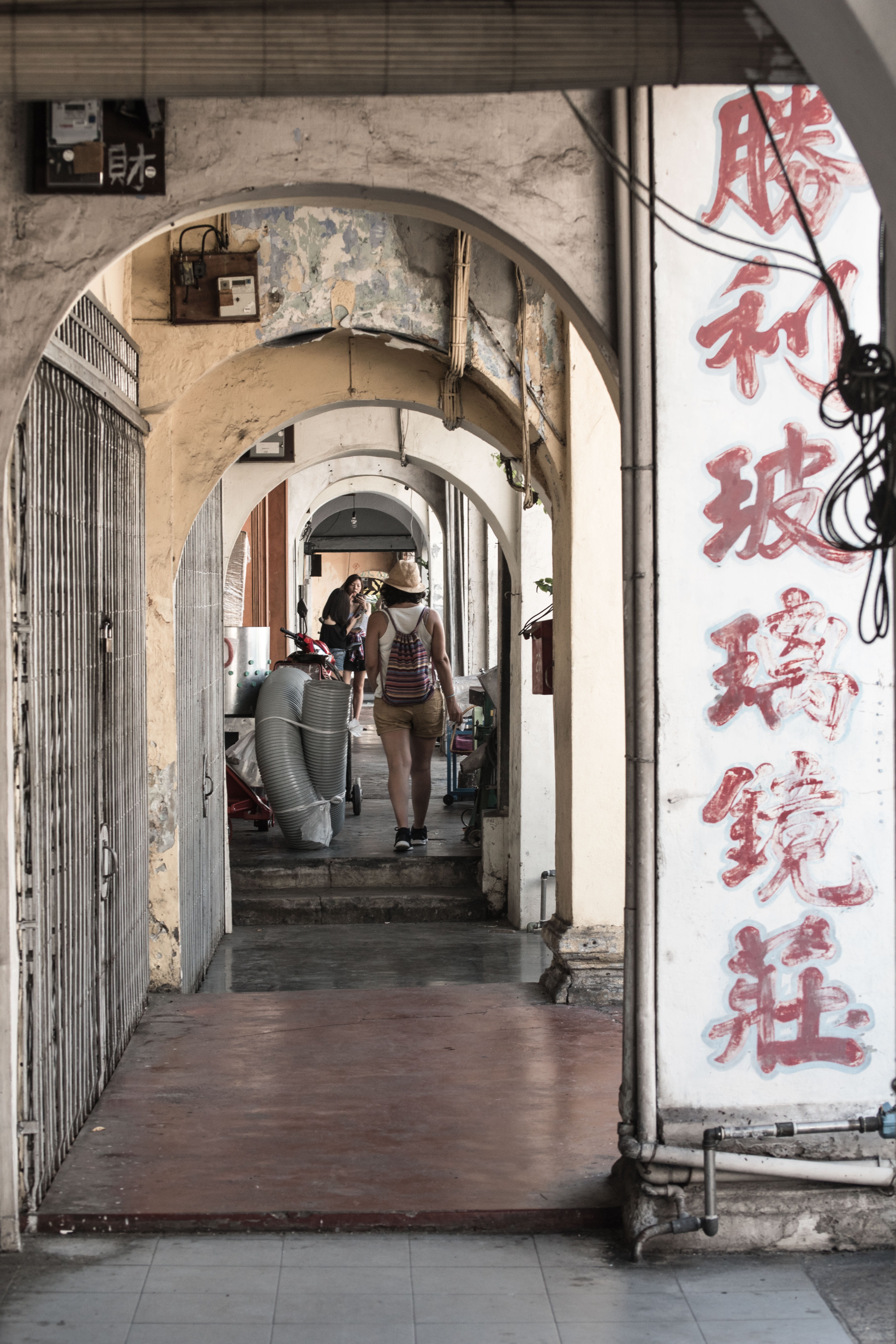 tourist, arch, people, elcarito, malaysia, penang, lettering, young women, woman, full length, adult, walking, architecture, door, leisure activity, chinese, Phone HD Wallpaper