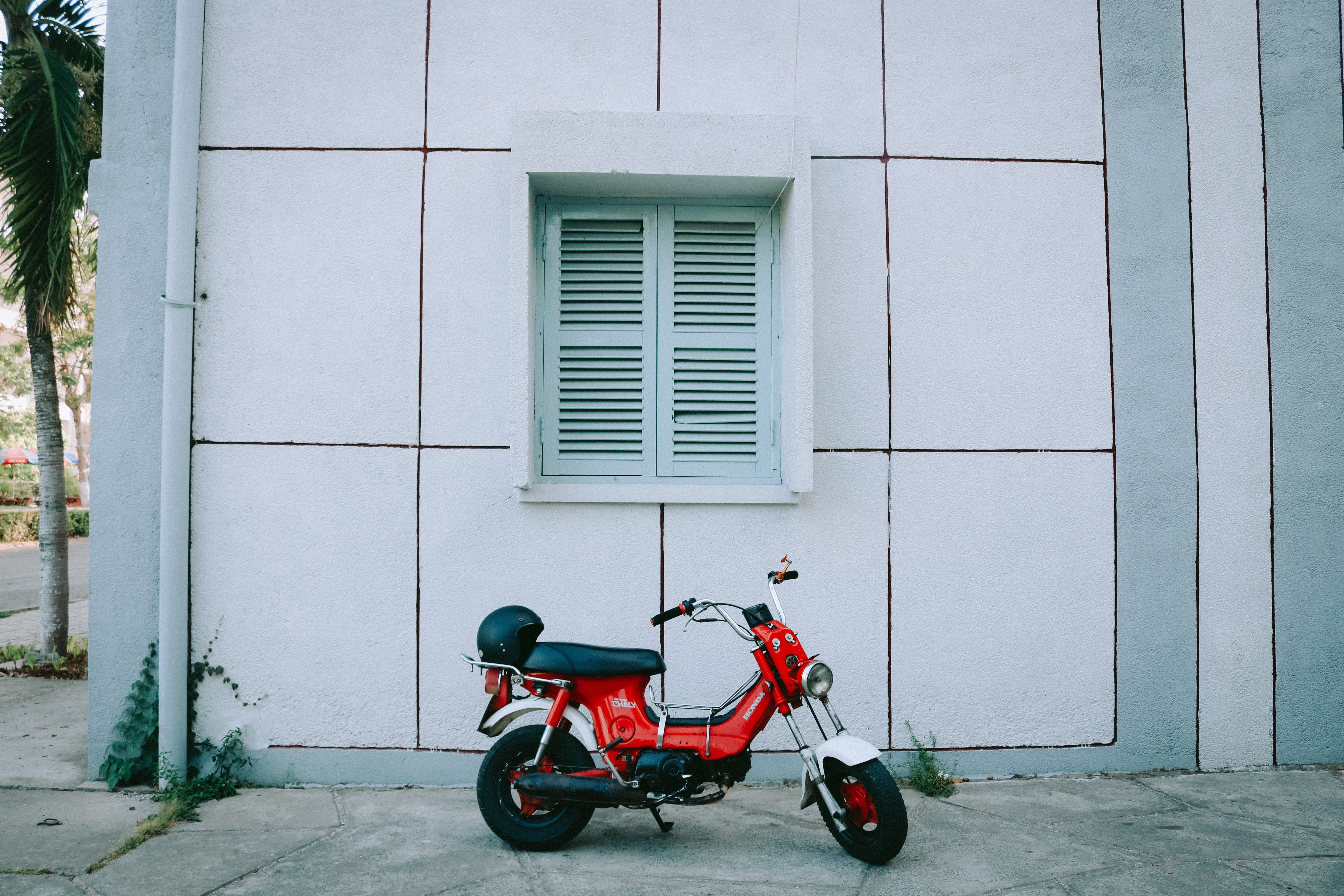 red, urban, outdoors, door, beside, mode of transportation, white, motor, no people, day, concrete, motorcycle, land vehicle, Honda, transportation, parked, HD Wallpaper