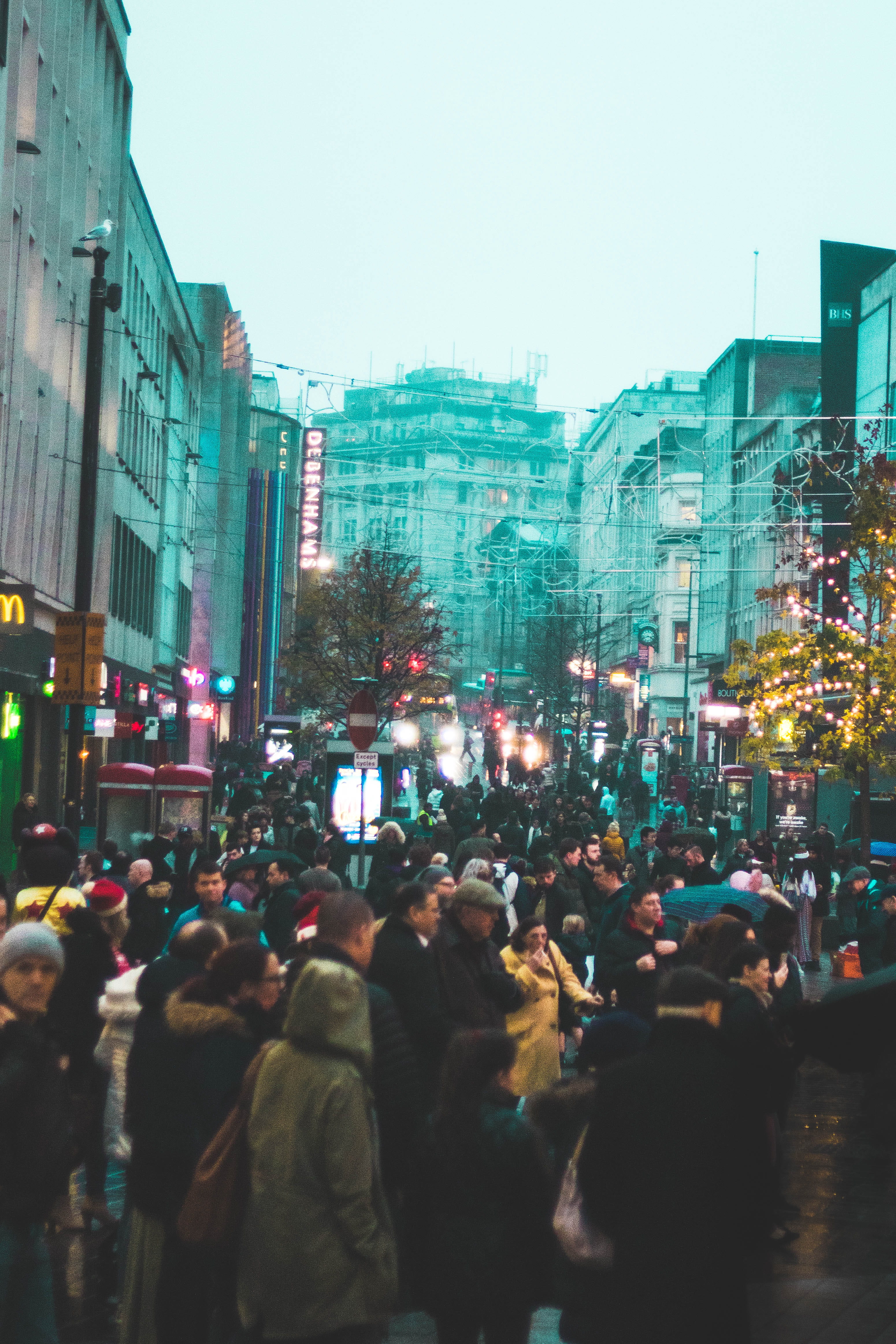 outdoors, real people, sky, 4K, urban, architecture, crowd, lights, busy, illuminated, color, nature, building, city, men, rush, mass, group of people, Phone HD Wallpaper