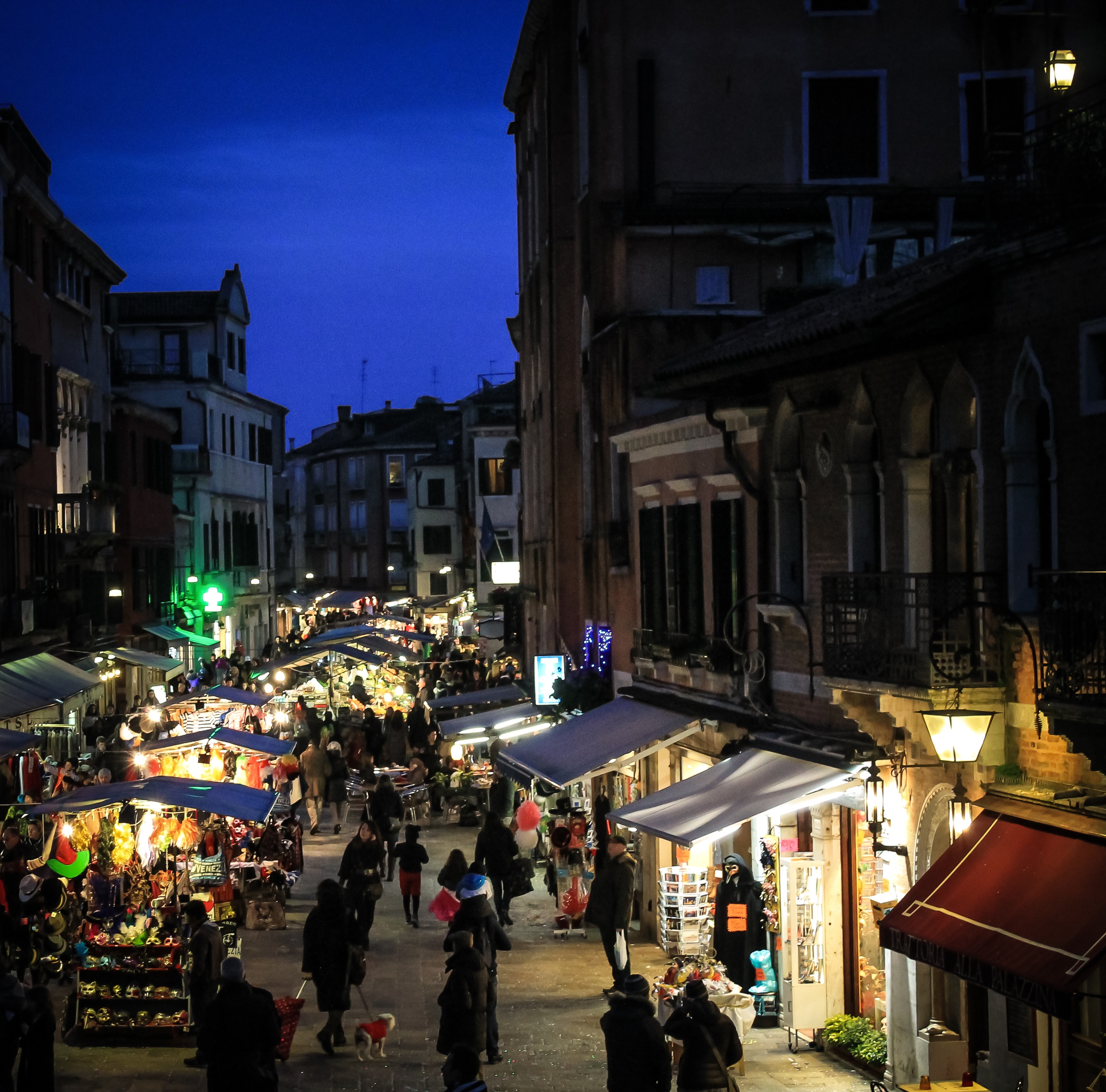 building, venice, city, vendor, junk yard, women, buildings, market, real people, outdoors, architecture, nature, desk, group of people, nightfall, italy, HD Wallpaper